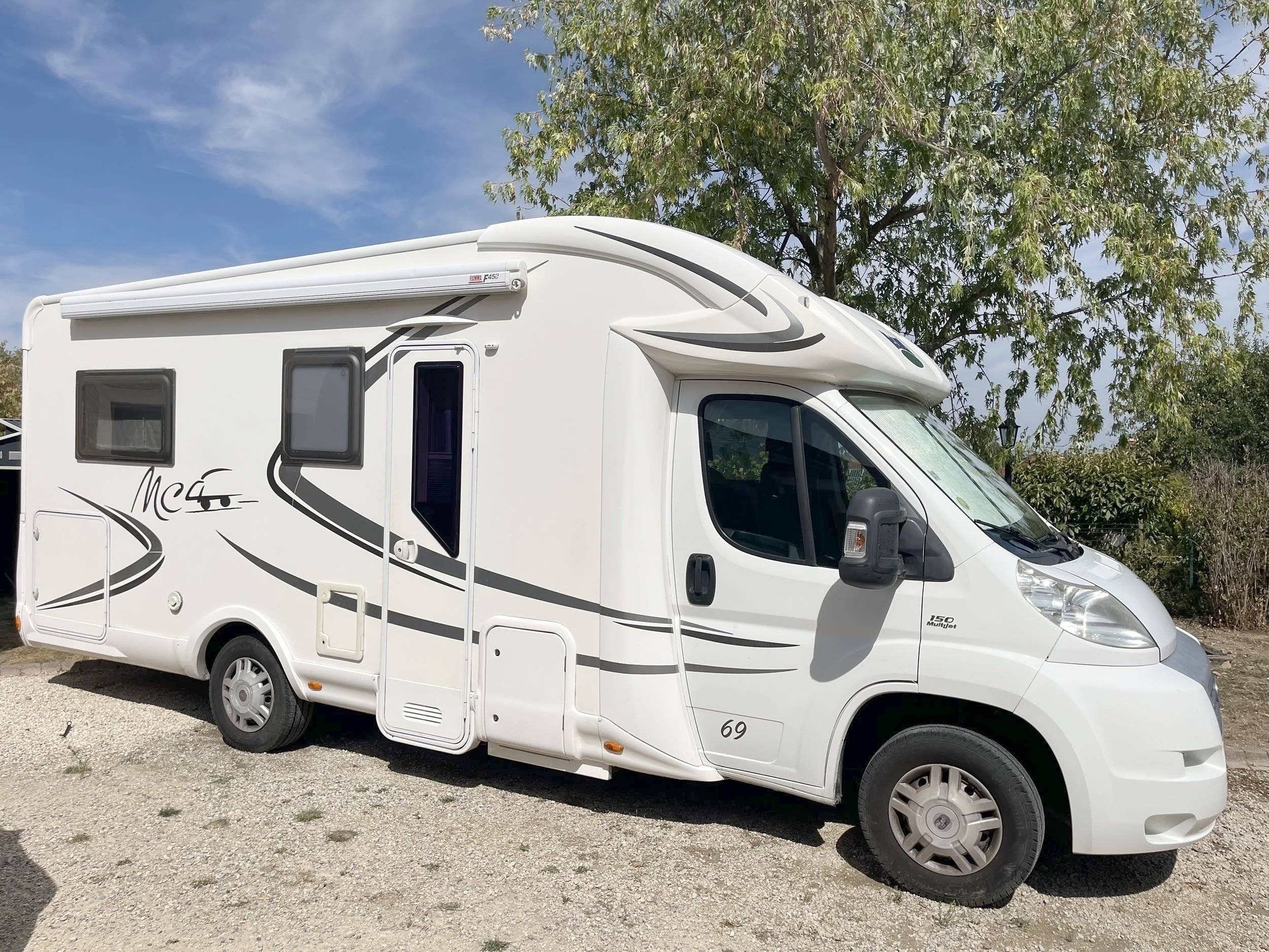 Vista frontale a ¾ Fiat - Yescapa