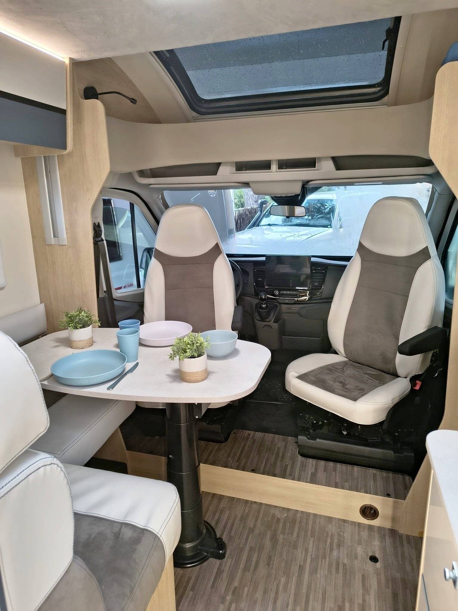 Dinette Ford 165 - Yescapa