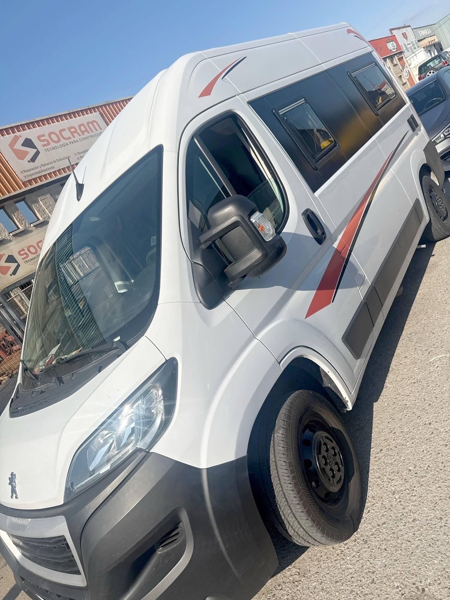 Vista del vehicle angle davanter Peugeot - Yescapa