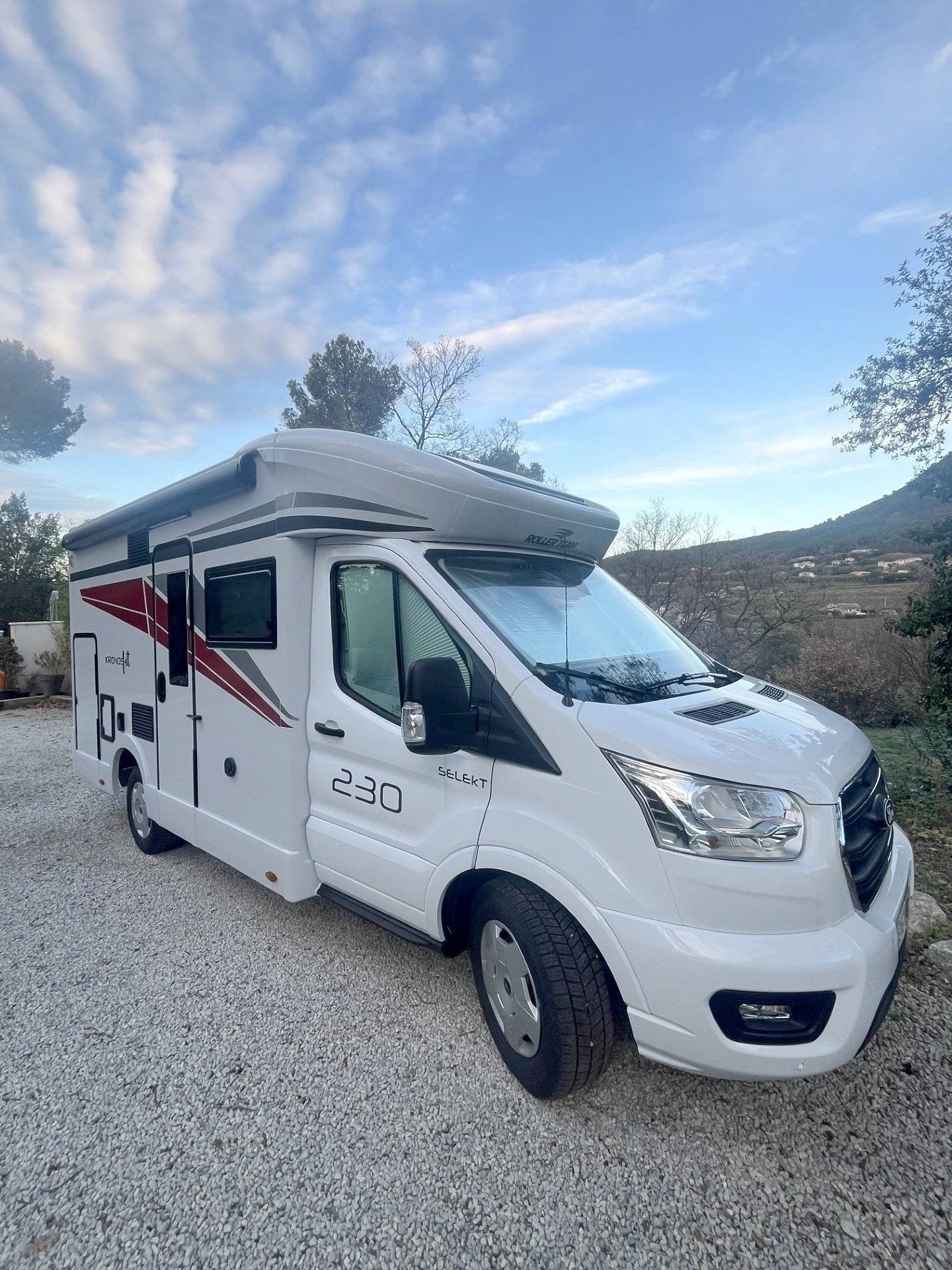 Front view from 3/4 Ford Ford - Yescapa