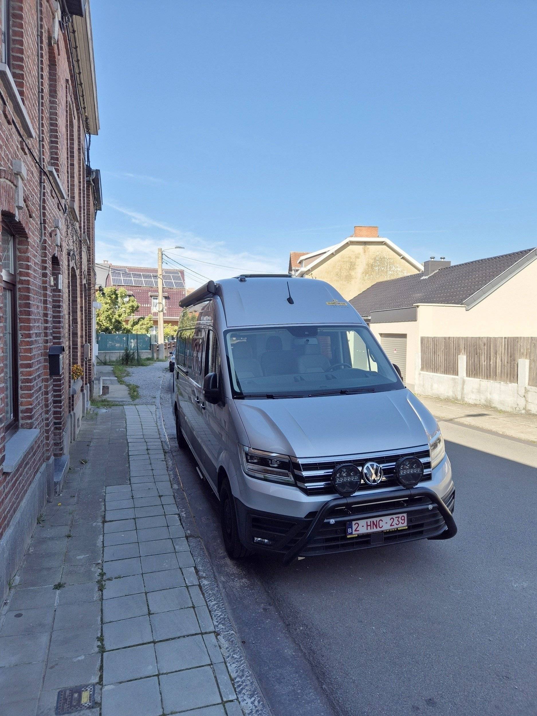 Vista del vehicle angle davanter Volkswagen Crafter - Yescapa