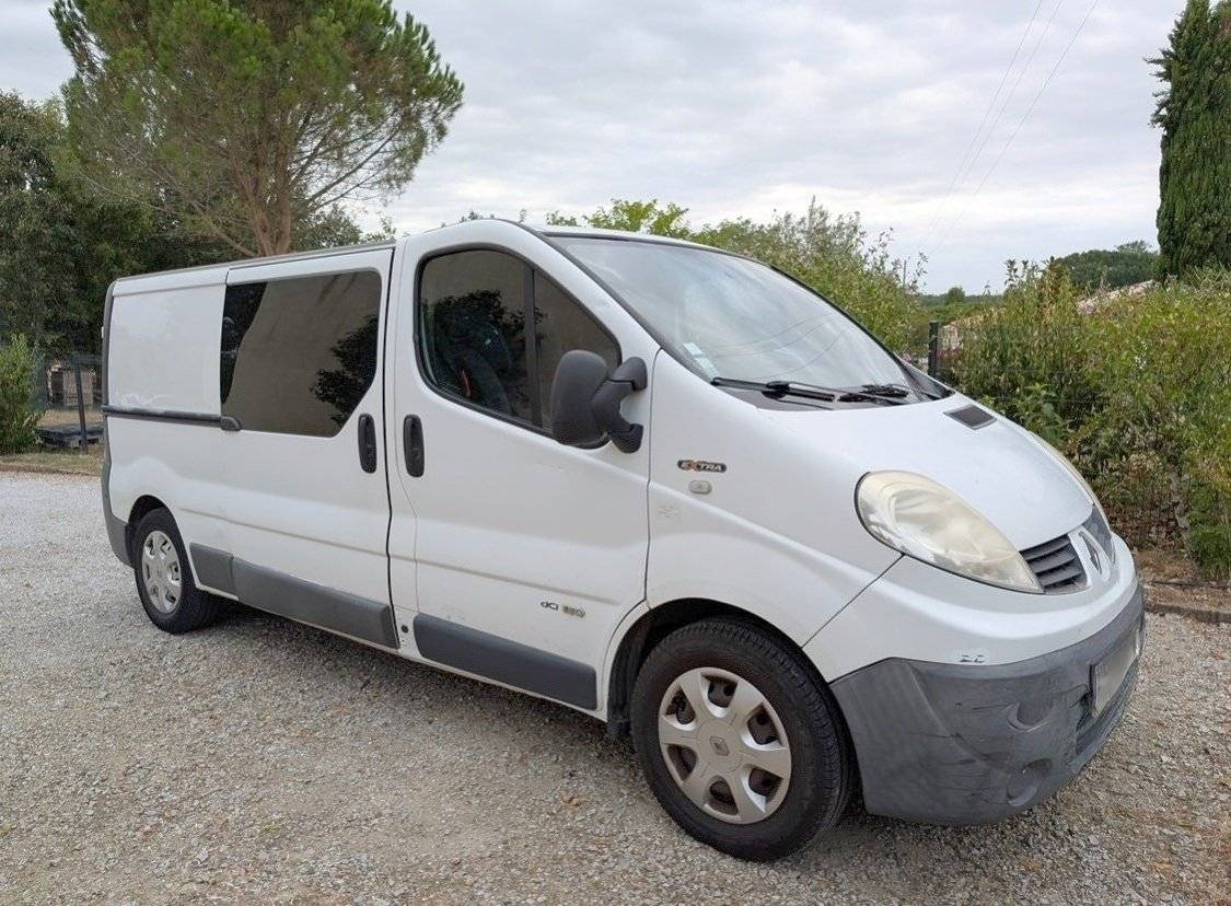 Vista del vehicle angle davanter Renault Trafic 2,5 l 150 ch - Yescapa