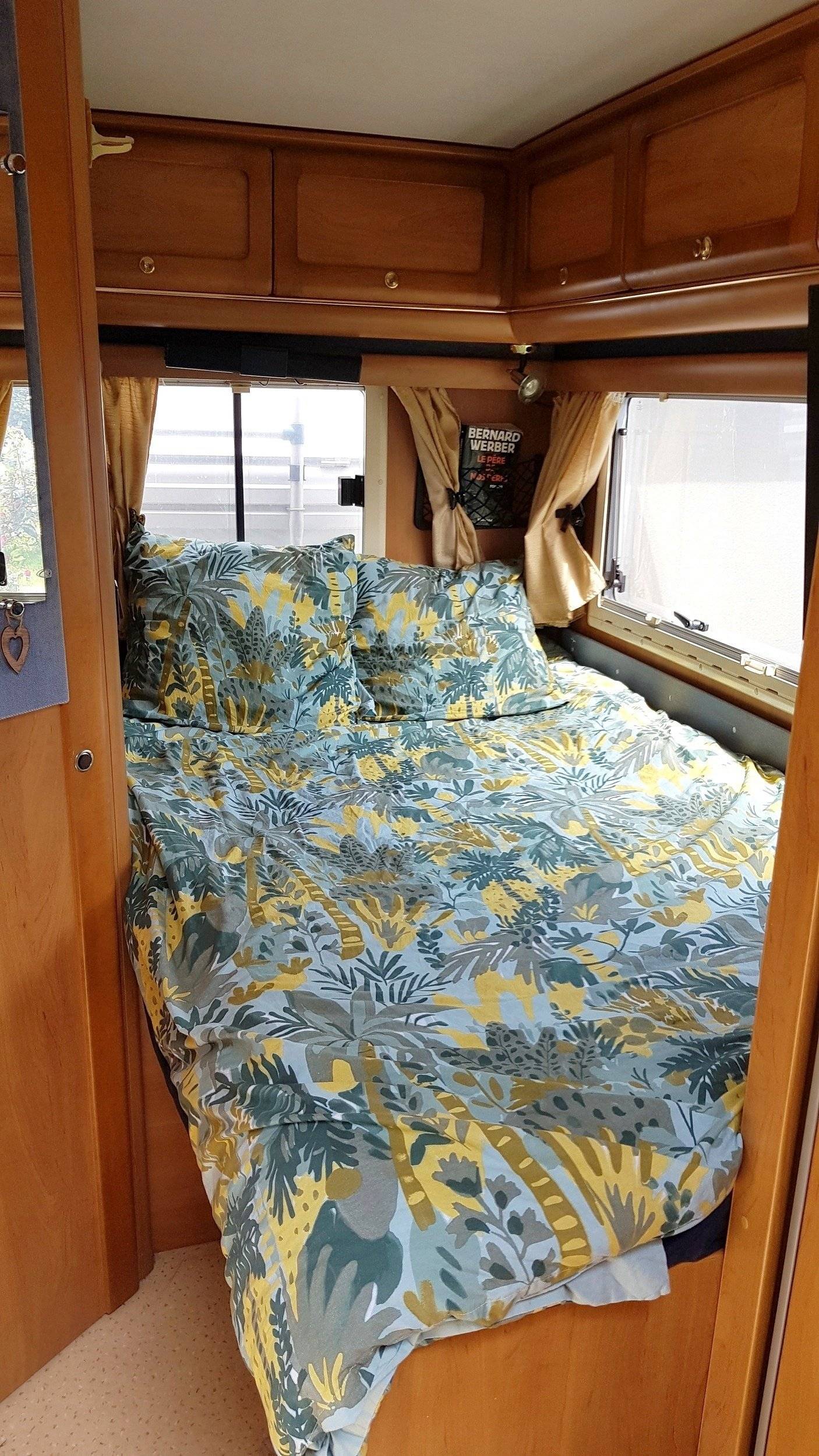 Berth Citroën Jumper 1,6 l Blue HDI 95 ch - Yescapa
