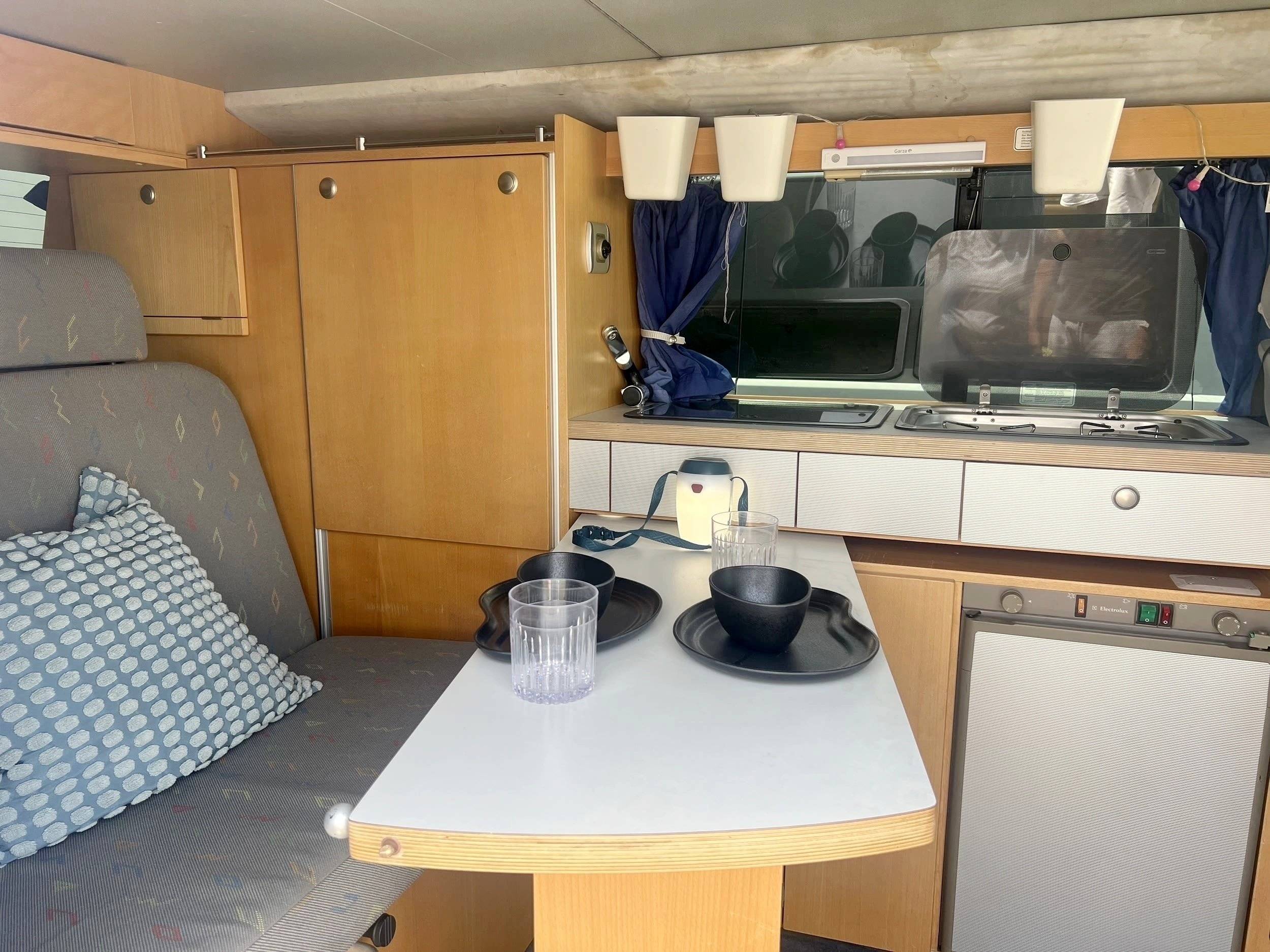 Área de jantar Volkswagen Transporter - Yescapa