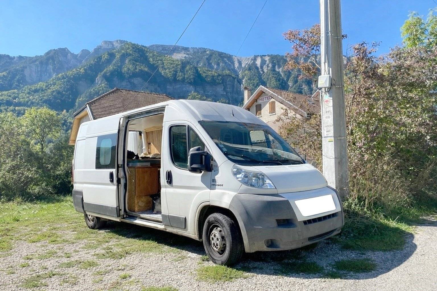 Front view from 3/4 Peugeot Peugeot boxer - Yescapa