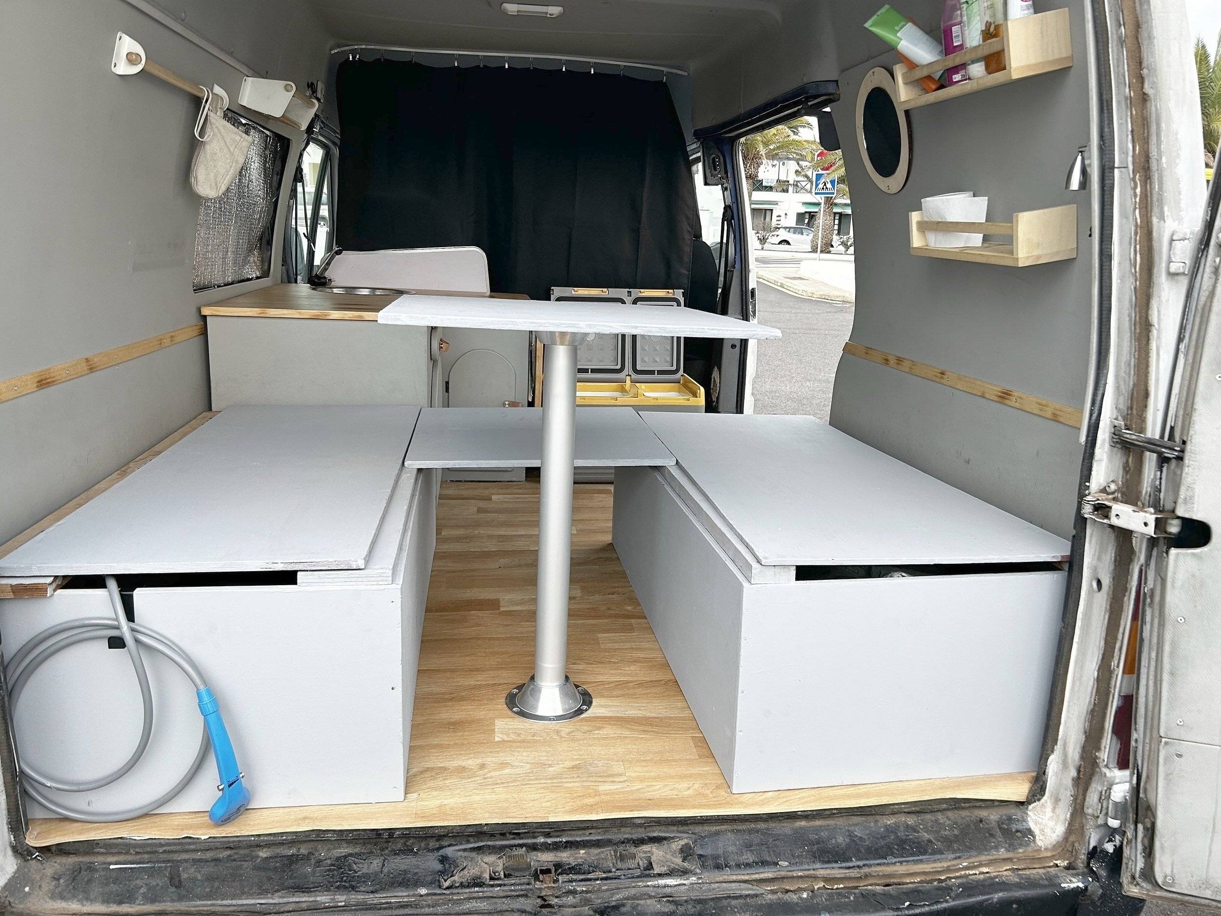 Coin repas Ford Transit 2,4 l 140 ch - Yescapa