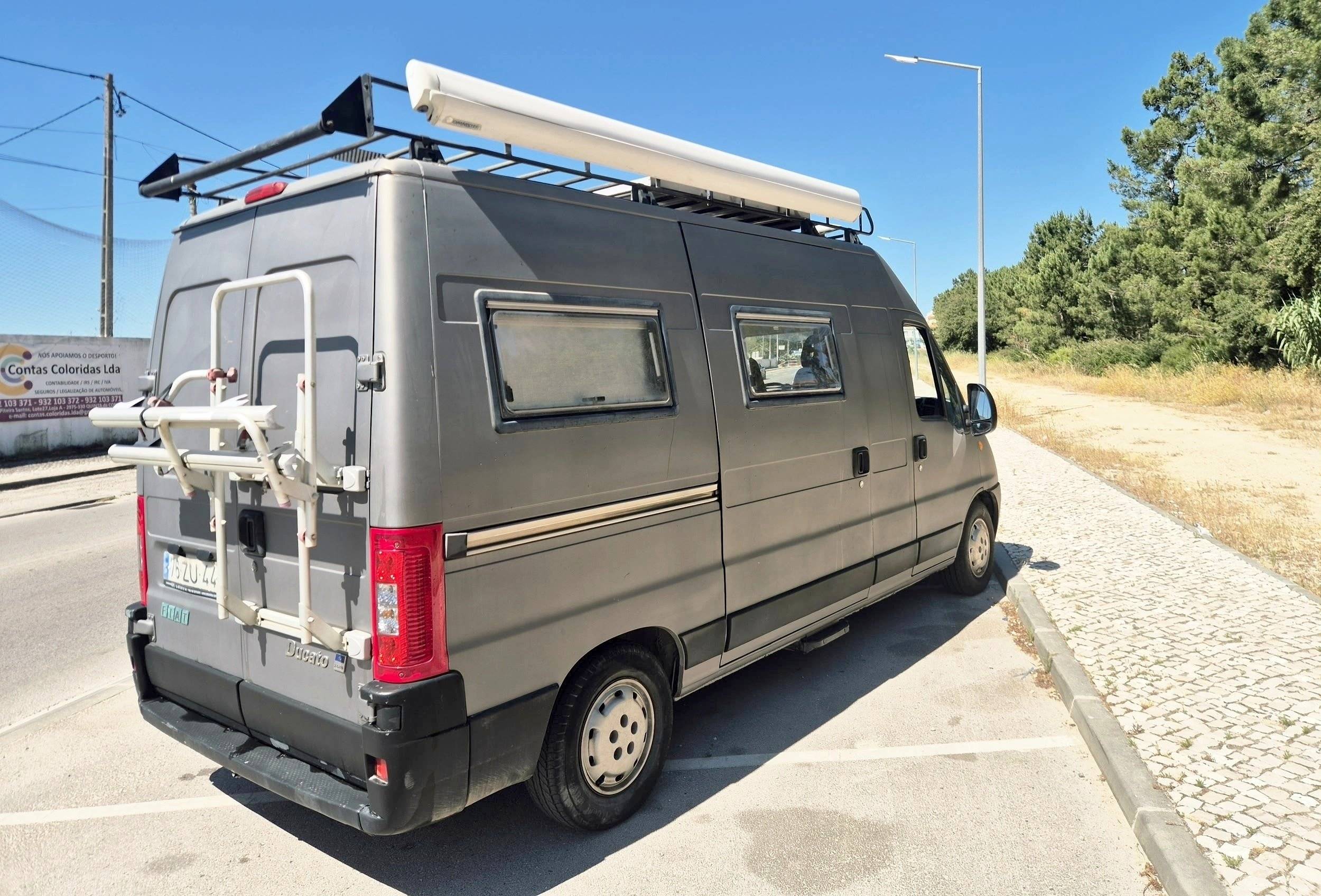 Vista del vehículo ángulo delantero Fiat Ducato 230 2.8JTD - Yescapa