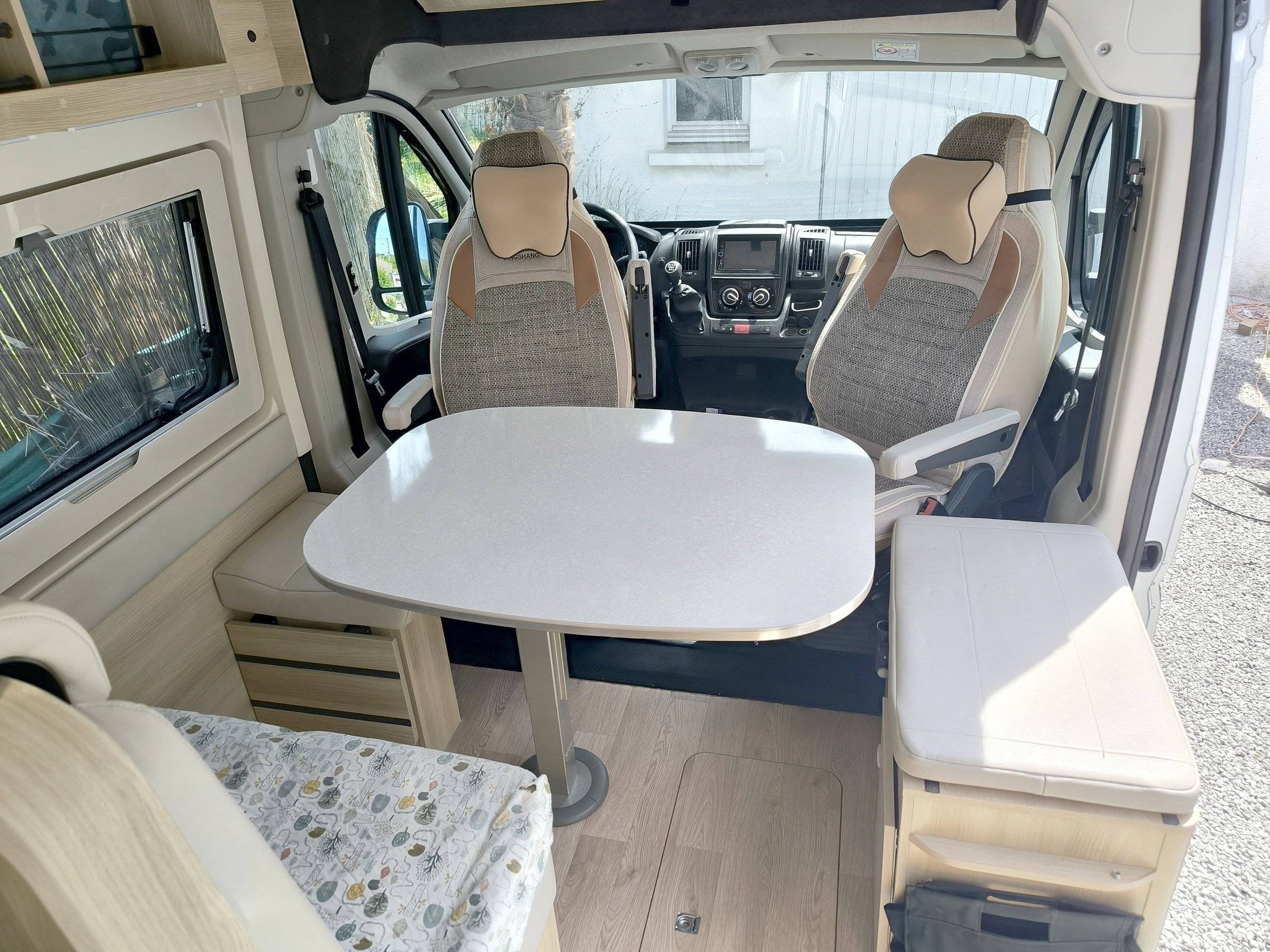 Dining Area Fiat 2,3l 140ch - Yescapa