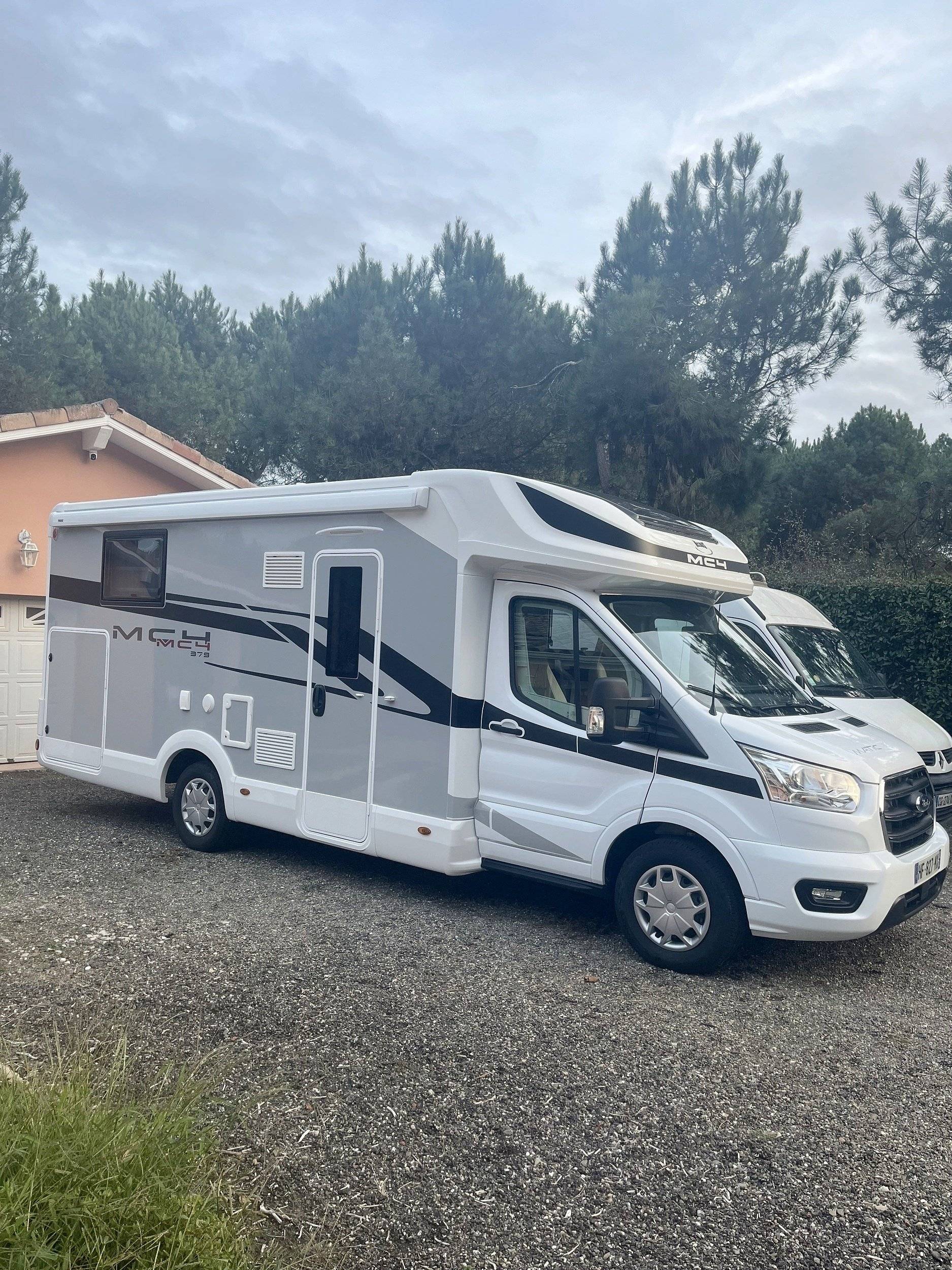 Vista frontale a ¾ Ford Custom 170 ch - Yescapa