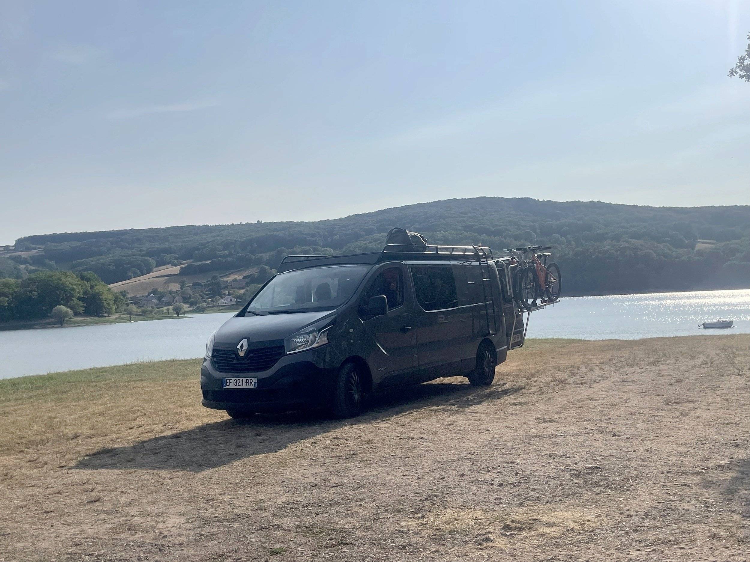 Vista del vehículo ángulo delantero Renault Trafic L2H1 2 l 120 ch - Yescapa