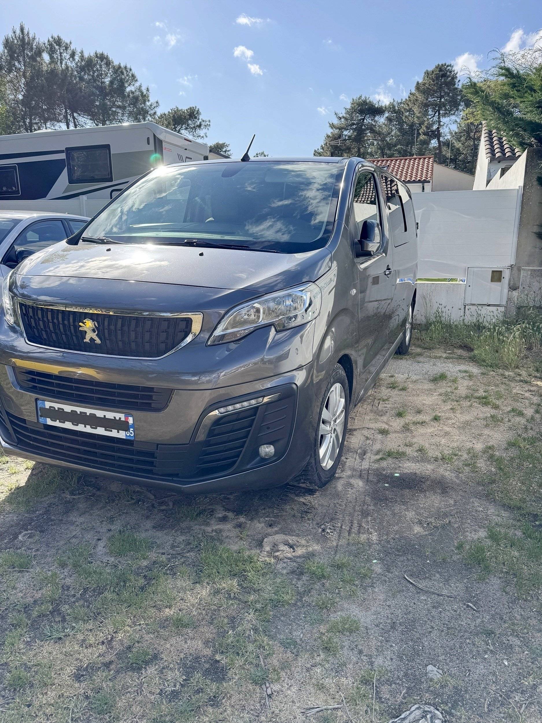 schräge Vorderansicht Peugeot Expert 180 ch eat8 - Yescapa