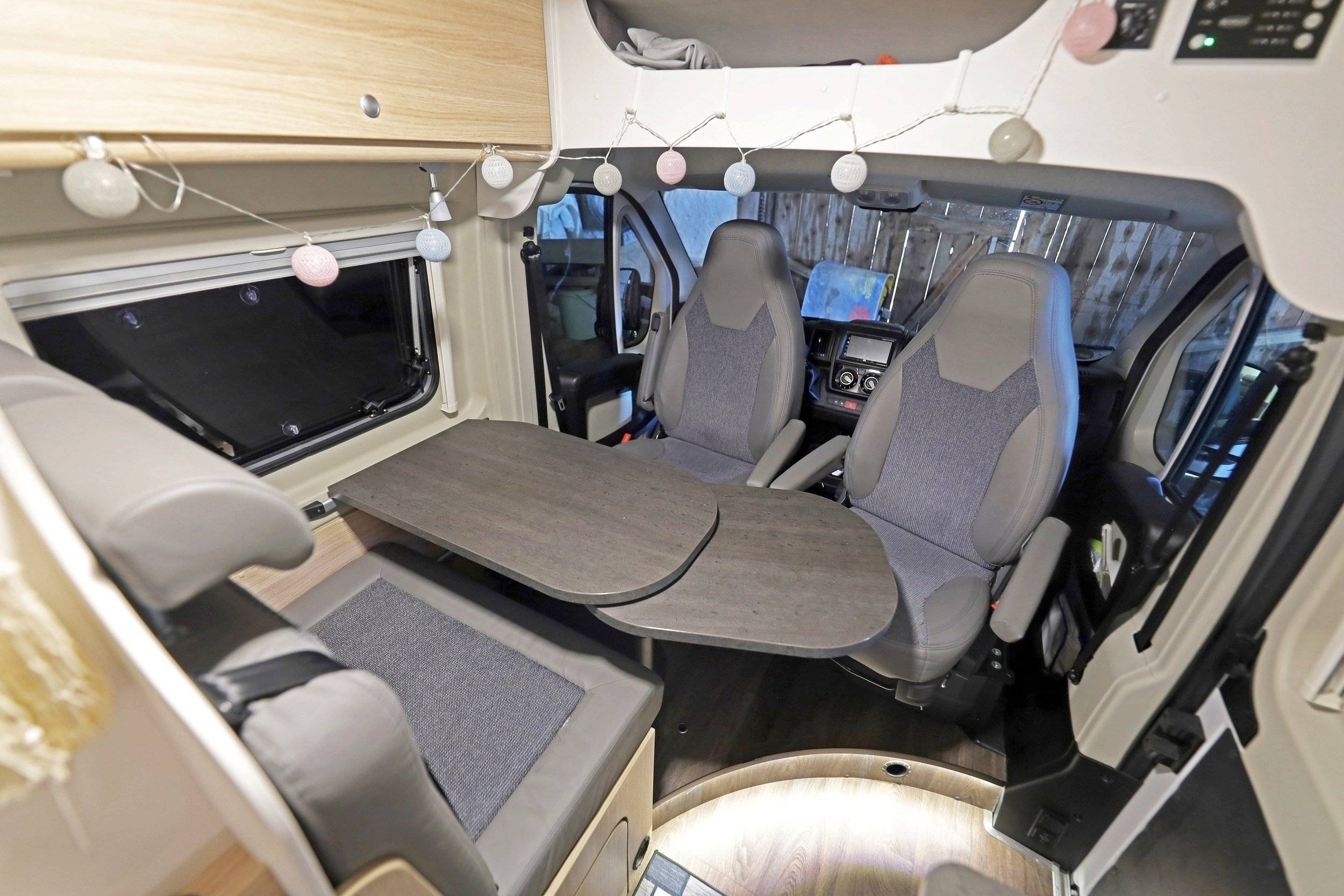 Dining Area Fiat Ducato 2,3l 130 PS - Yescapa