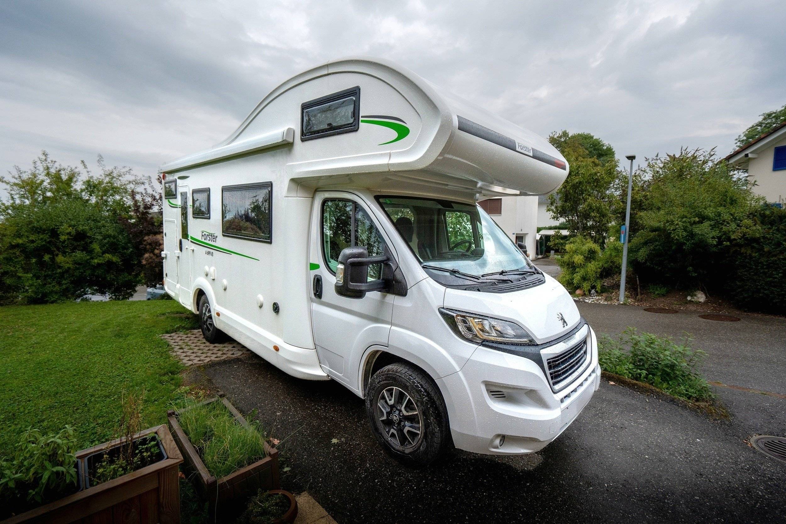Front view from 3/4 Peugeot Boxer 2,2L HDI 100CH - Yescapa