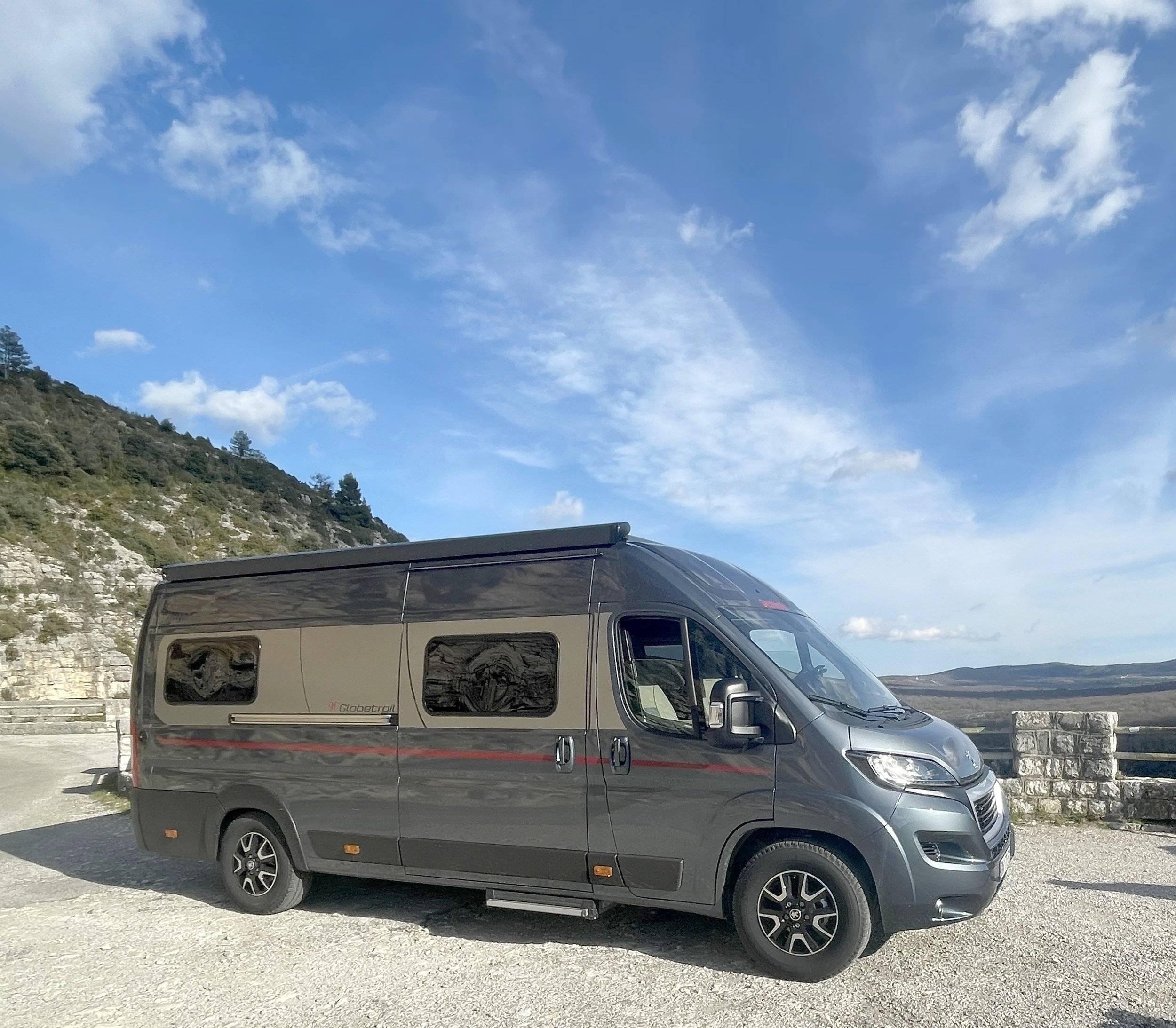 Front view from 3/4 Peugeot Boxer 2,2l HDI 165 PS - Yescapa