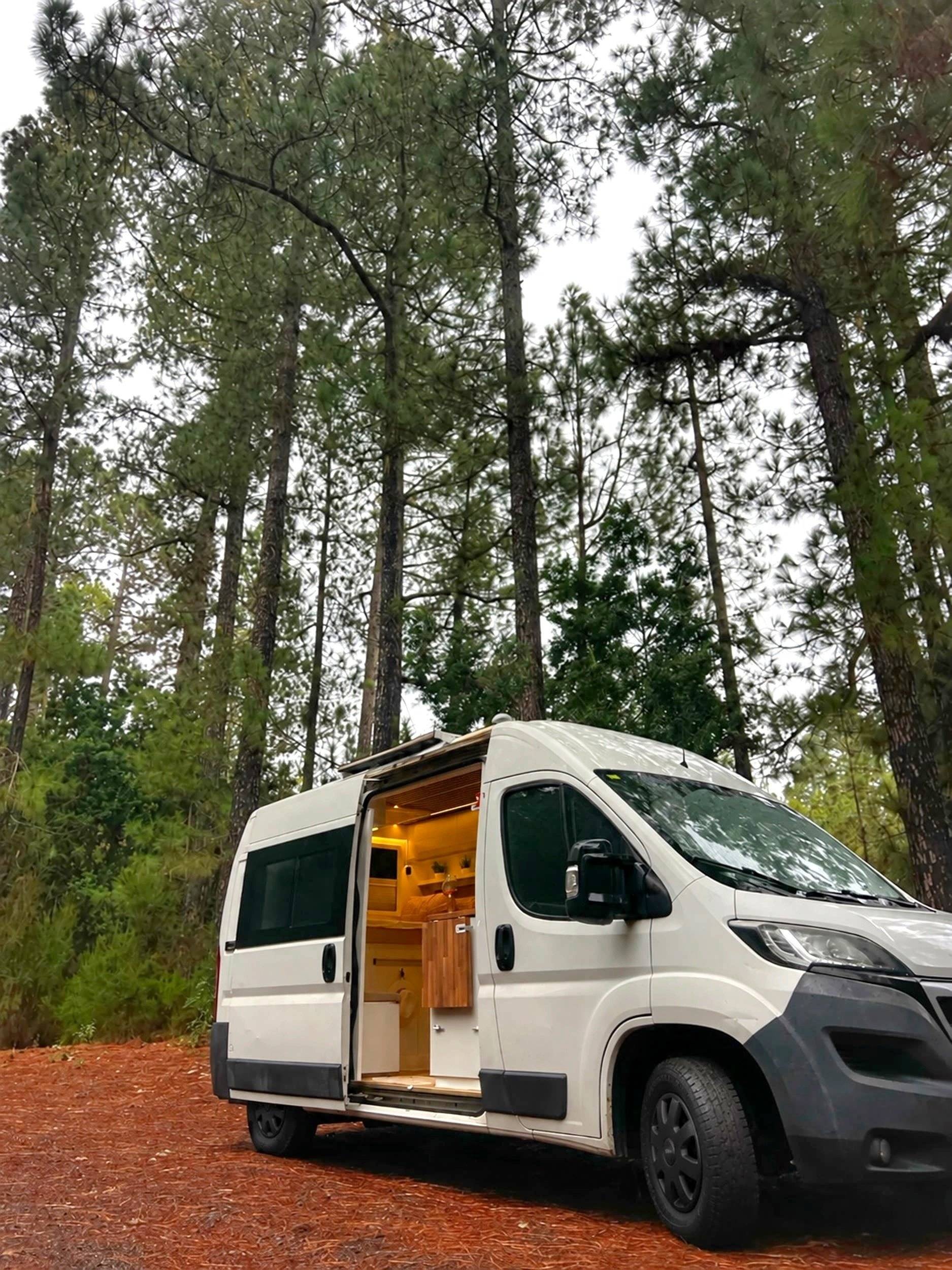 Vista del vehículo ángulo delantero Peugeot Boxer 2,2 l hdi 130 ch - Yescapa