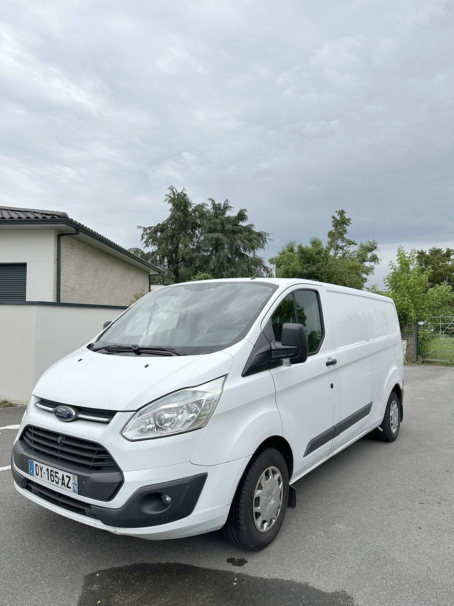 Vue avant de 3/4 Ford Custom 2,2 l 125 ch - Yescapa