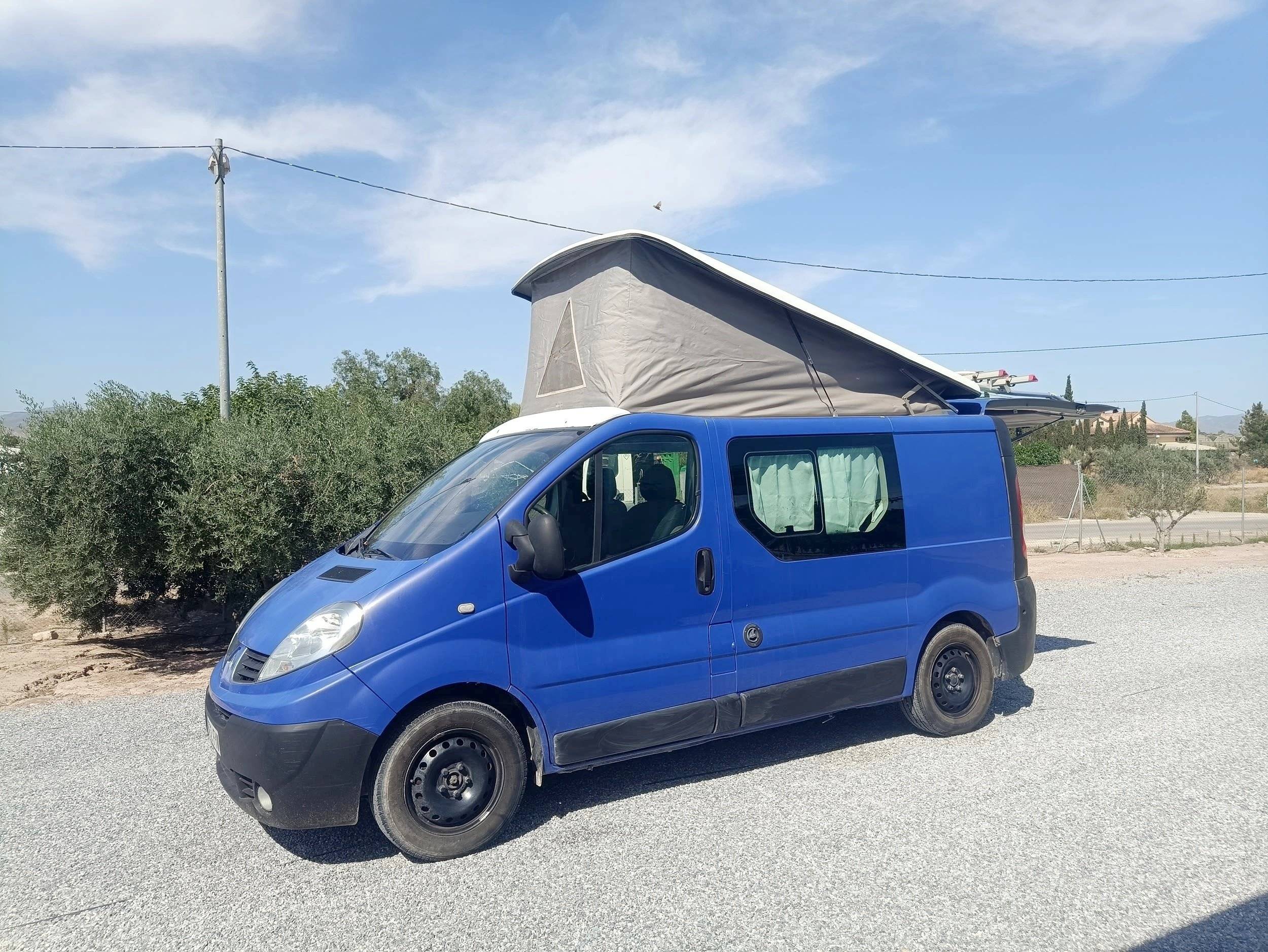 Vista del vehículo ángulo delantero Renault Trafic - Yescapa