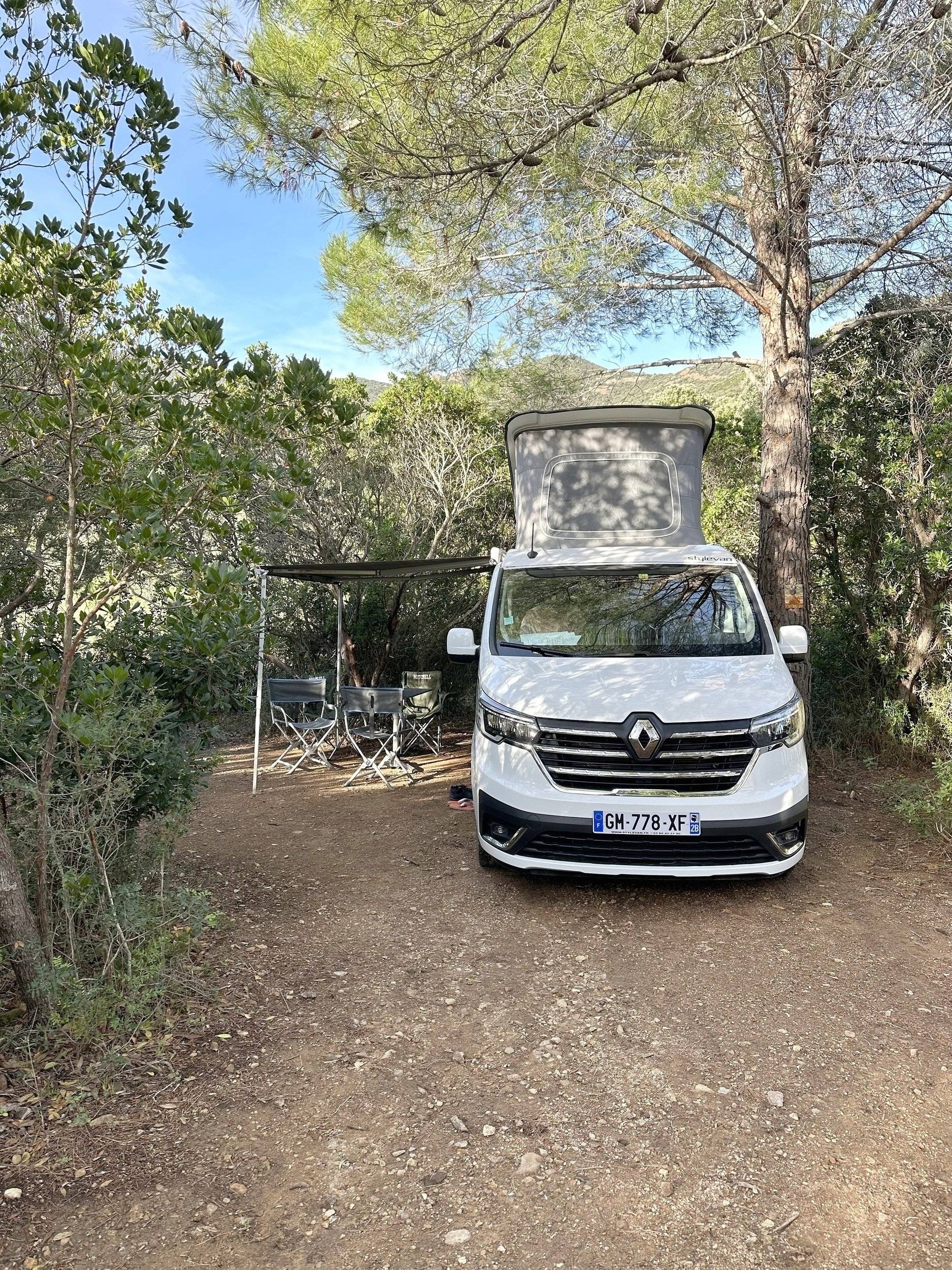 Vue avant de 3/4 Renault Trafic 2,5 l 150 ch - Yescapa