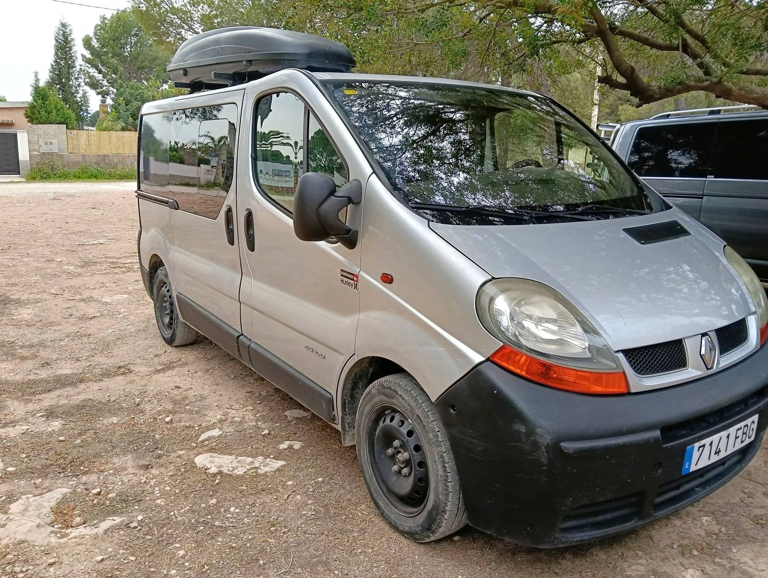 schräge Vorderansicht Renault Trafic 1,9 DCi 100ch - Yescapa