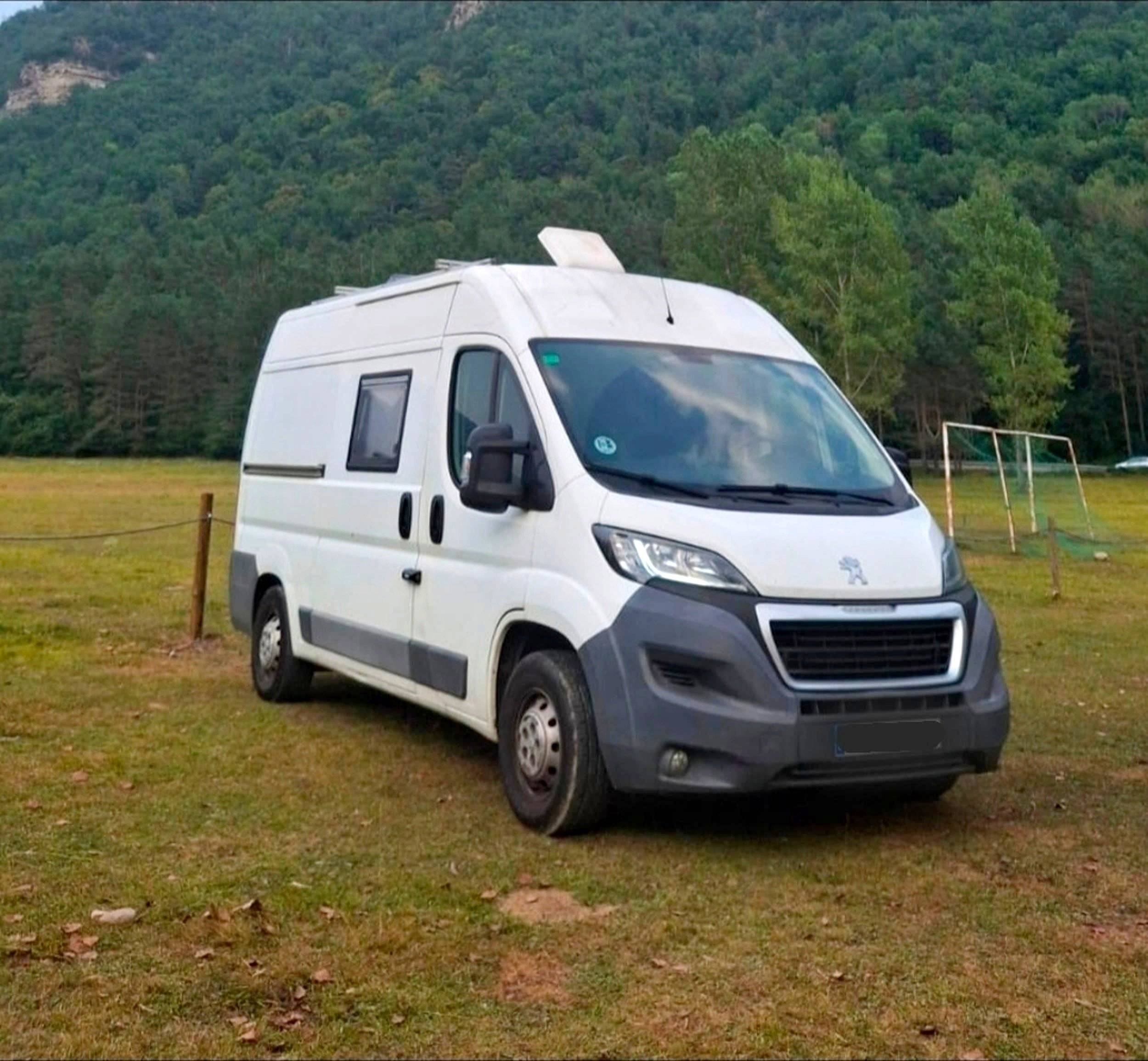 Voorkant 3/4 Peugeot Boxer - Yescapa