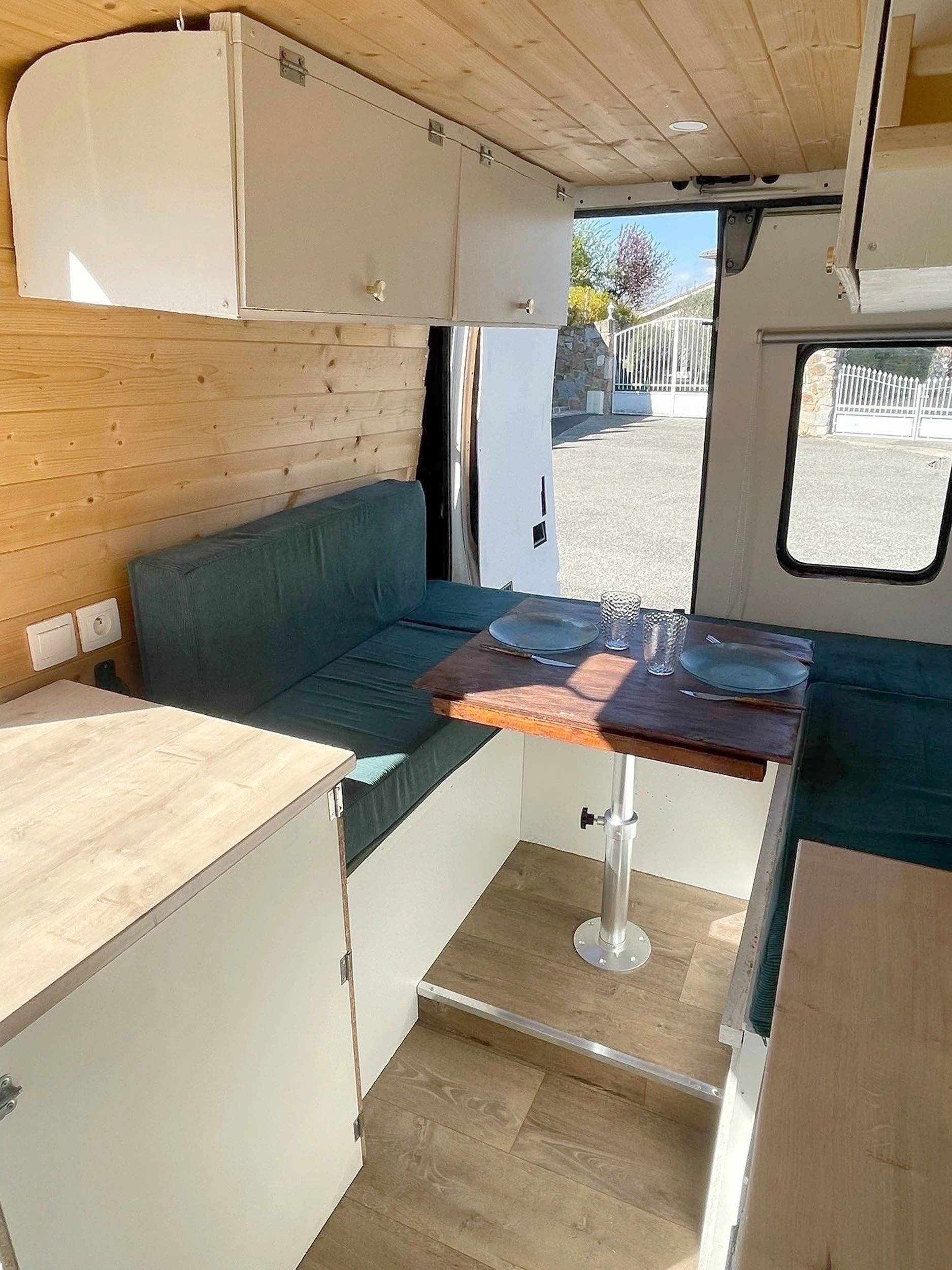 Área de jantar Peugeot Boxer 2,2l HDI 100 Ch - Yescapa