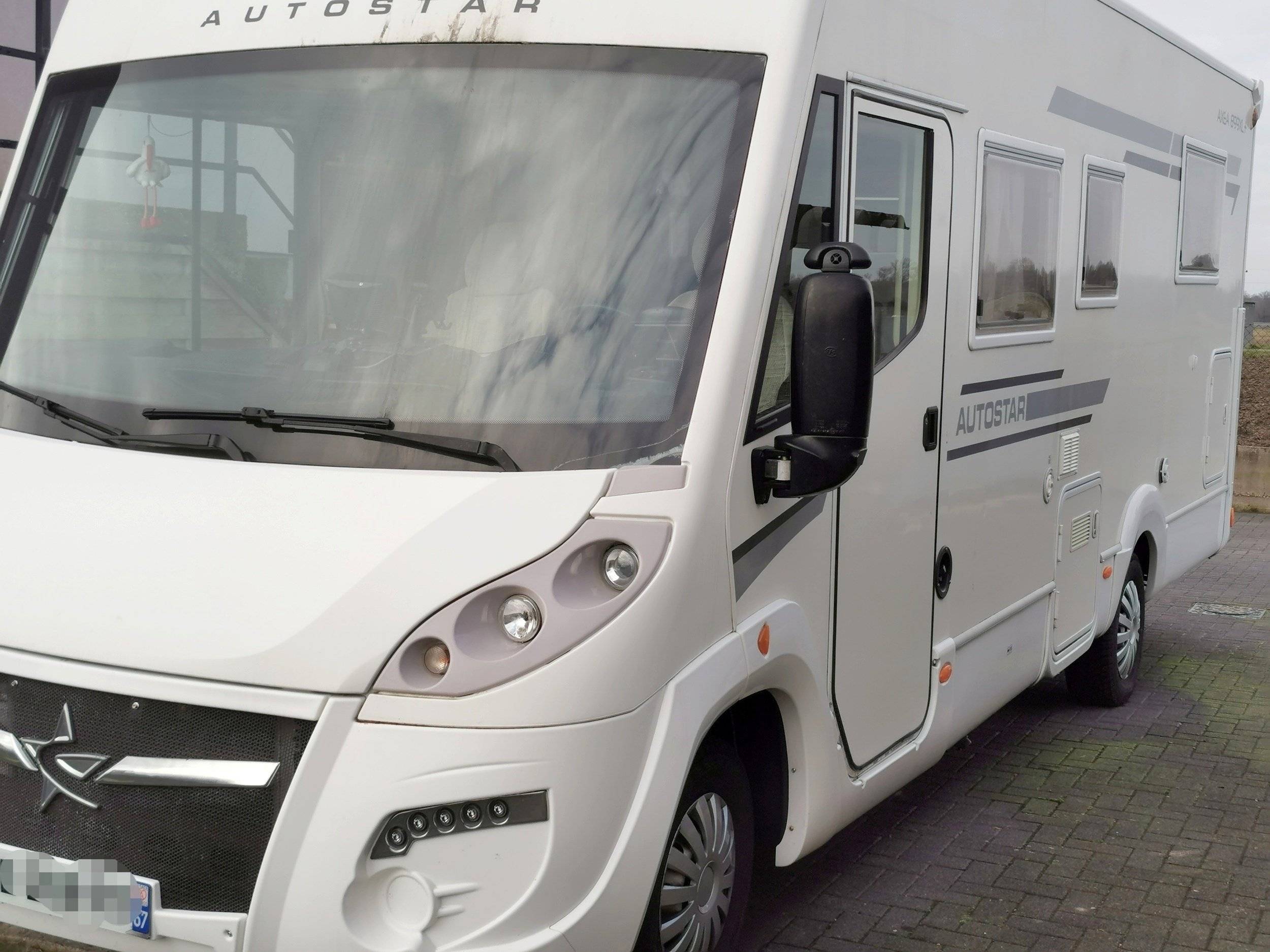 Vue avant de 3/4 Fiat 2,3 l 130 ch - Yescapa