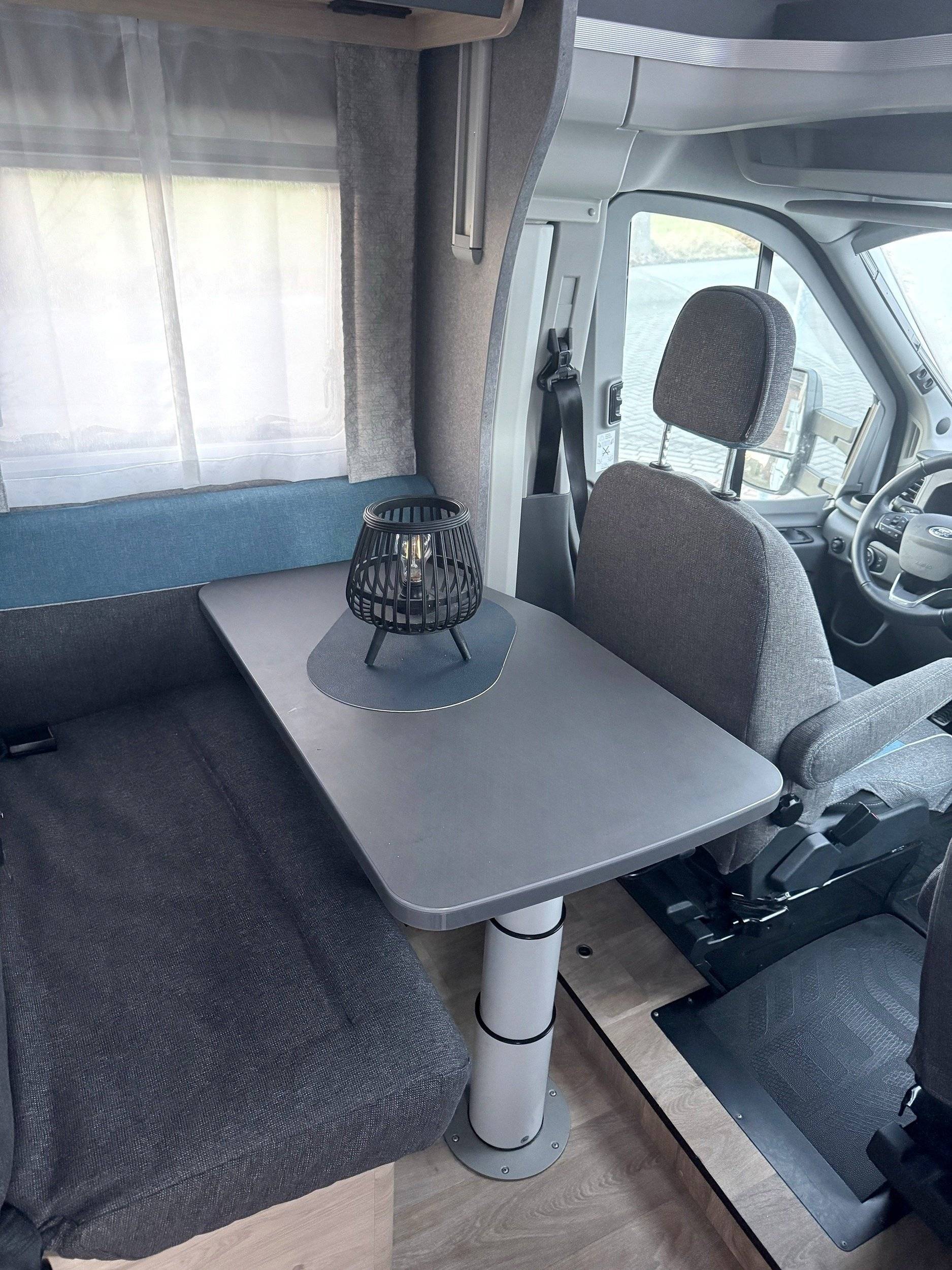 Dining Area Ford - Yescapa