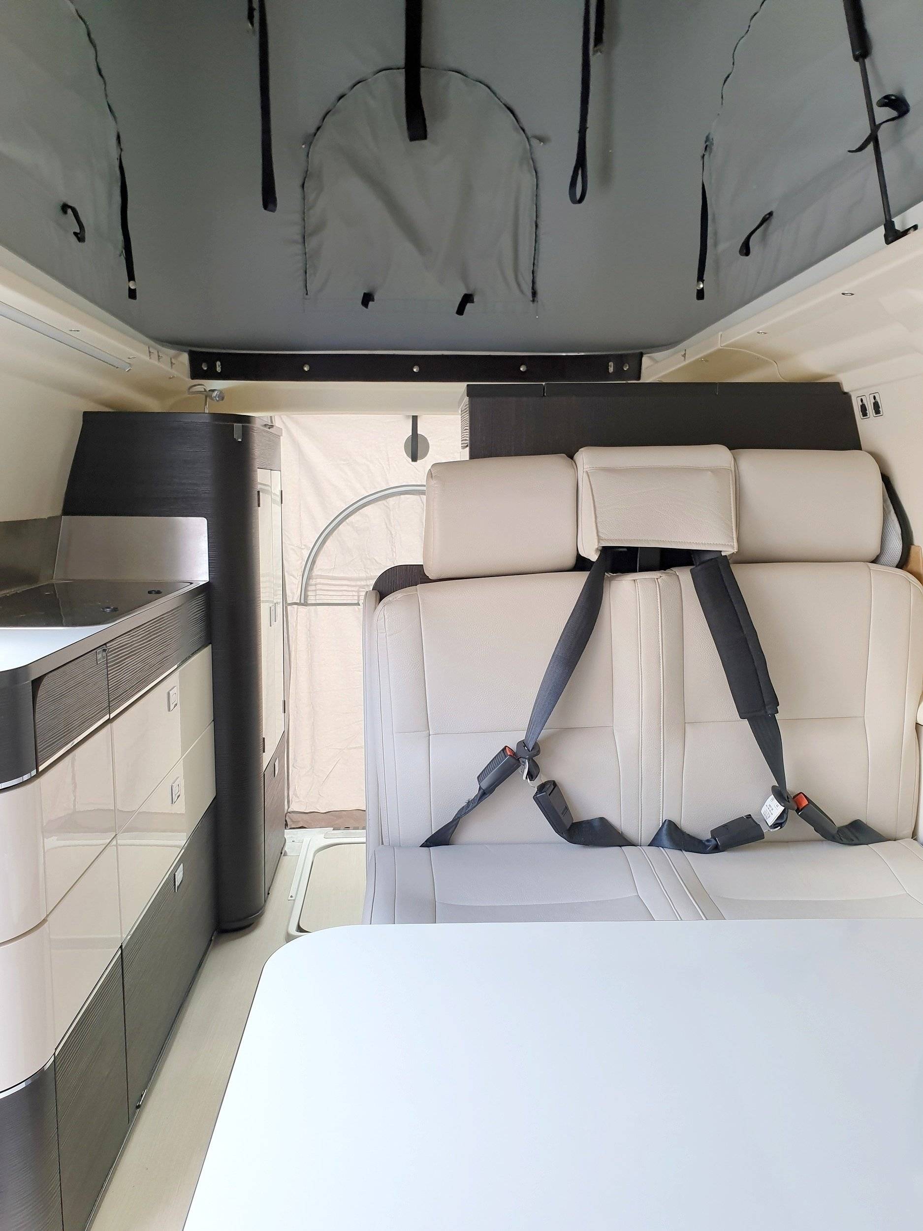 Dining Area Volkswagen T6 Long 2,0 l 150 ch - Yescapa