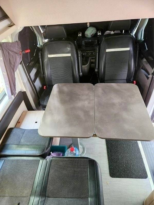 Área de jantar Volkswagen T6 2 l TDI 150 ch - Yescapa