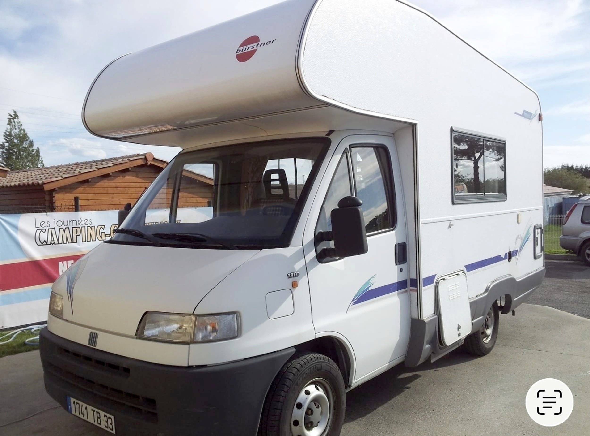 Vista del vehicle angle davanter Fiat Ducato 1.9TD - Yescapa