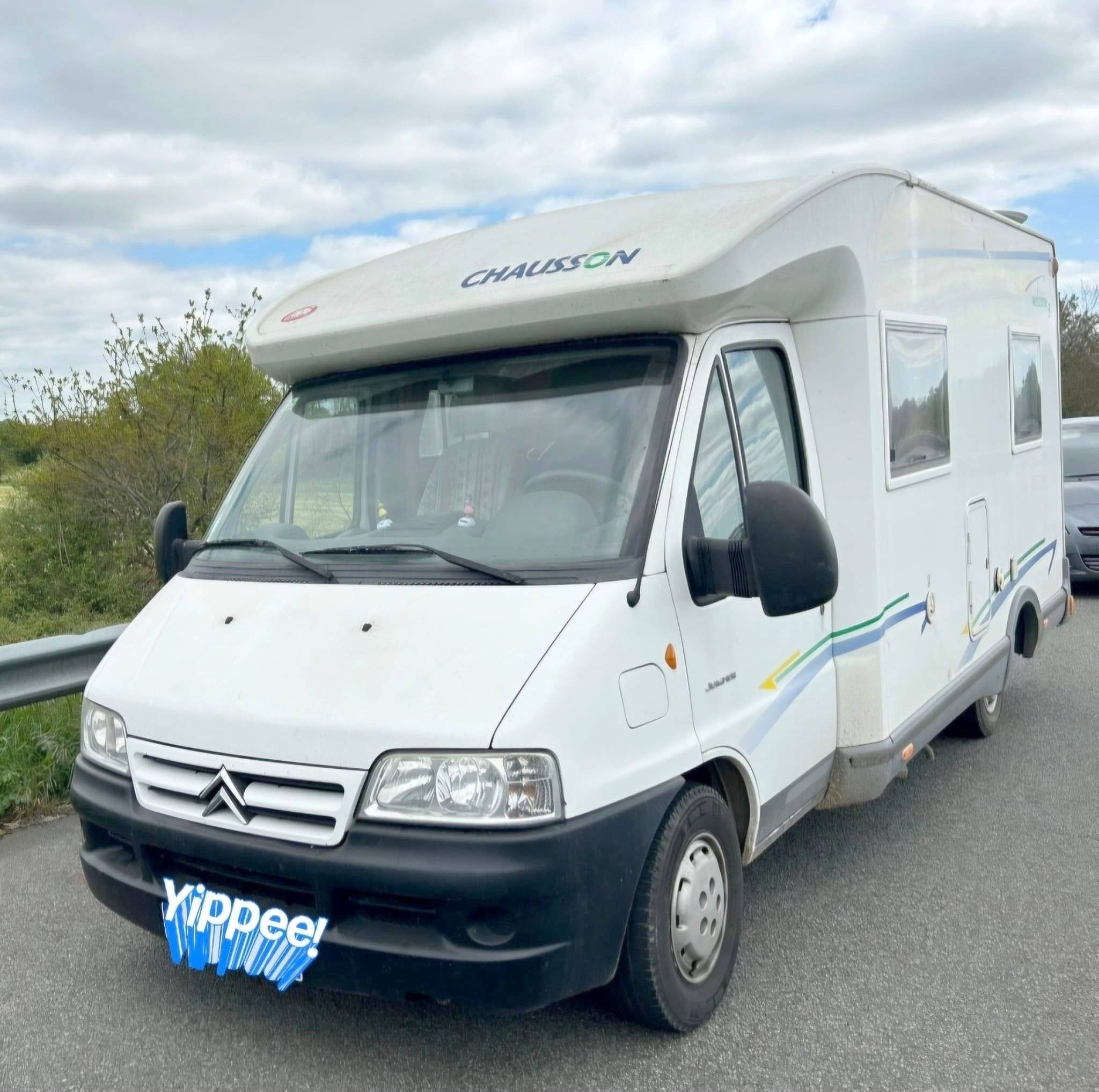Vista frontale a ¾ Citroën Jumper 2,2 l 101 ch - Yescapa