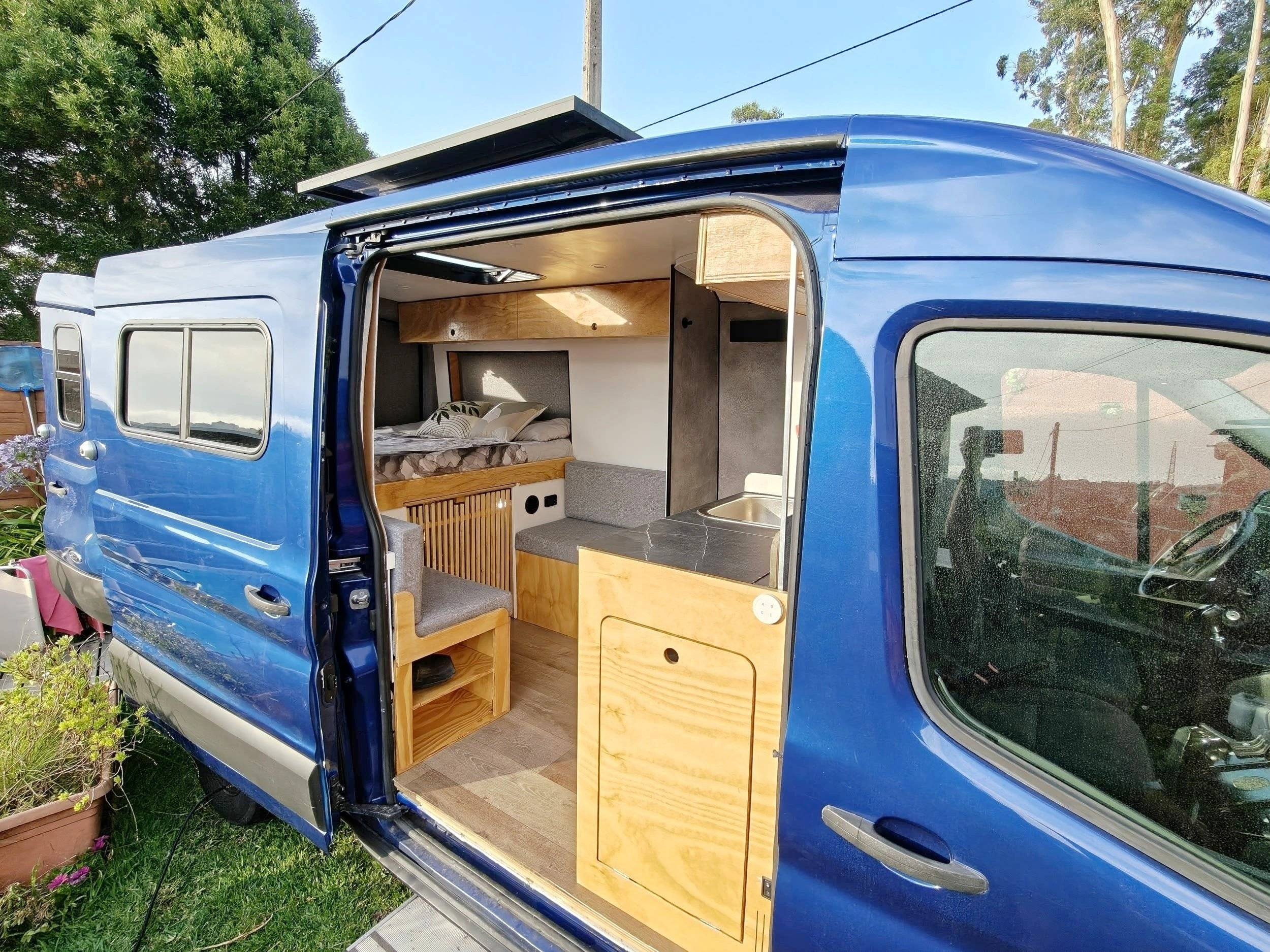 Vista del vehículo ángulo delantero Ford Transit 2,0 l 130 cv - Yescapa