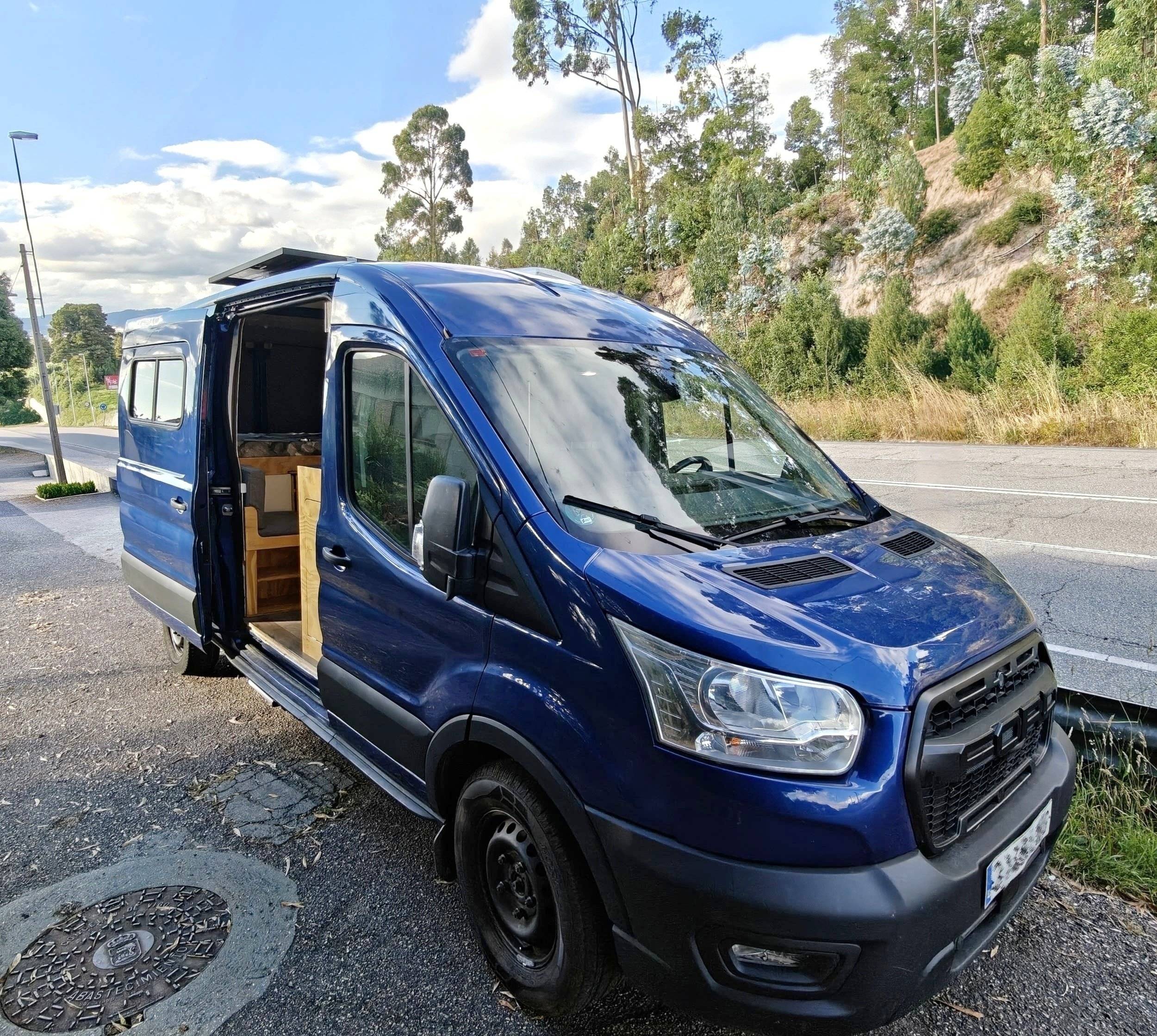 Vista frontale a ¾ Ford Transit 2,0 l 130 cv - Yescapa