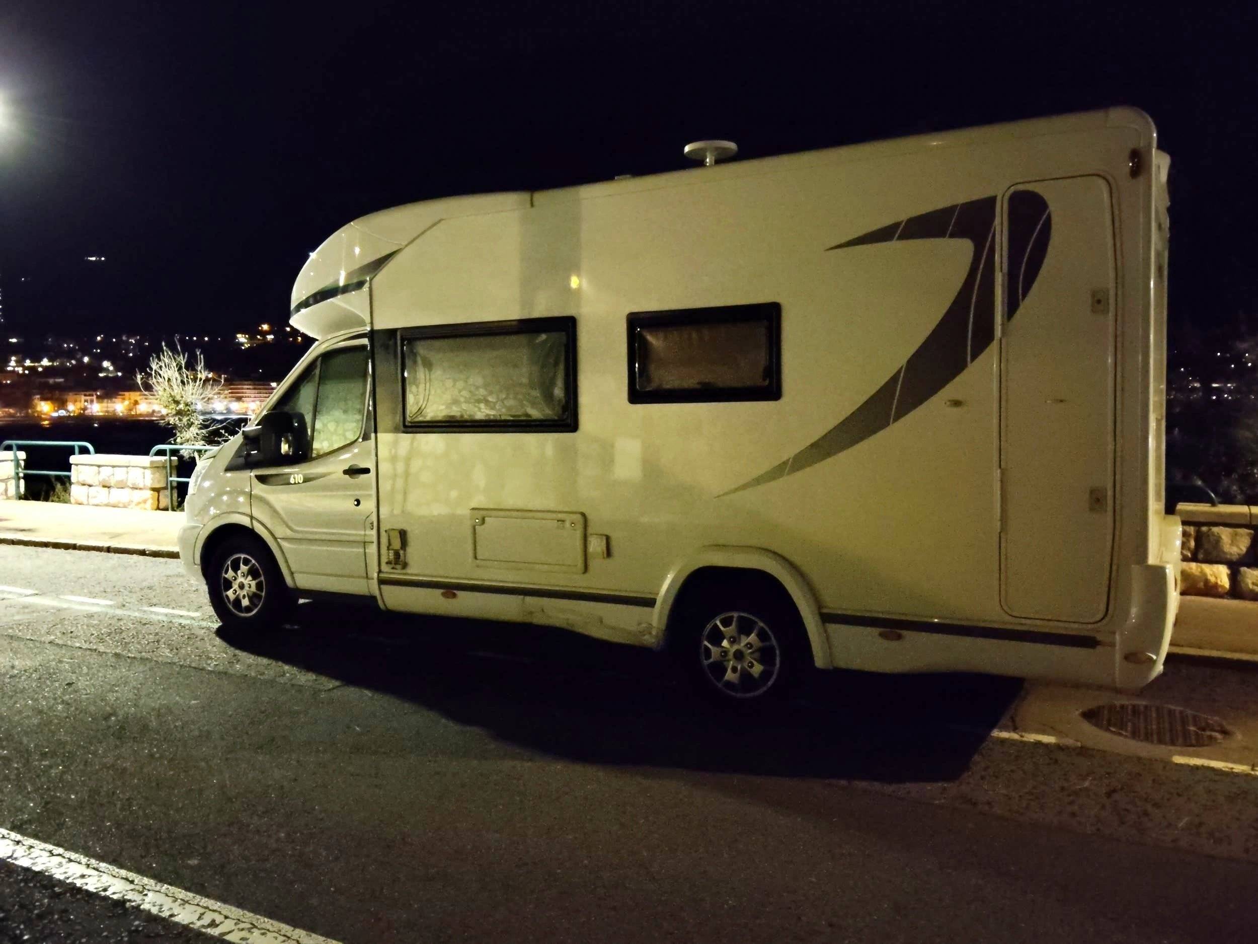 schräge Vorderansicht Ford chausson - Yescapa