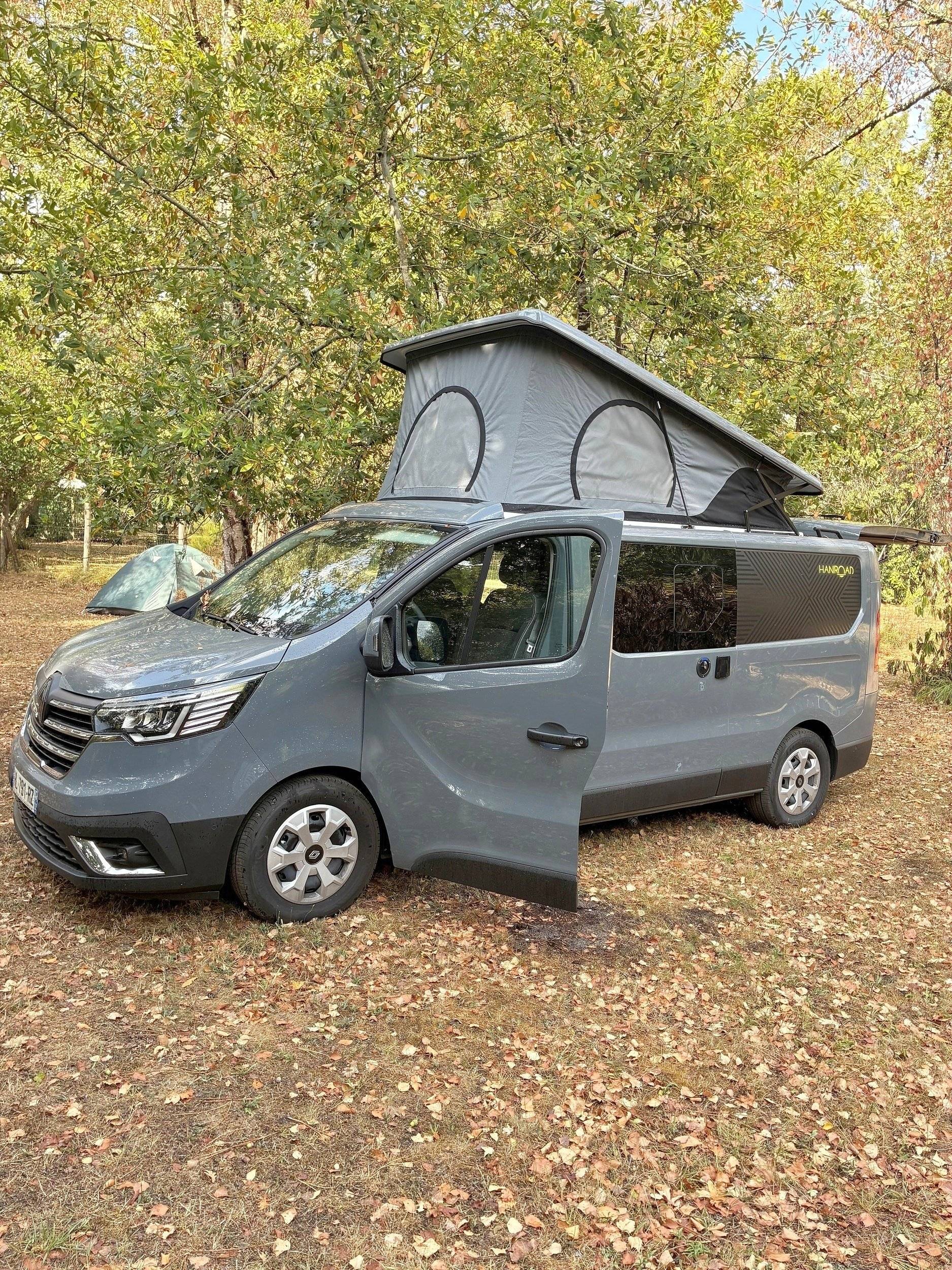 Vista de 3/4 Renault Trafic 150cv Boite auto - Yescapa