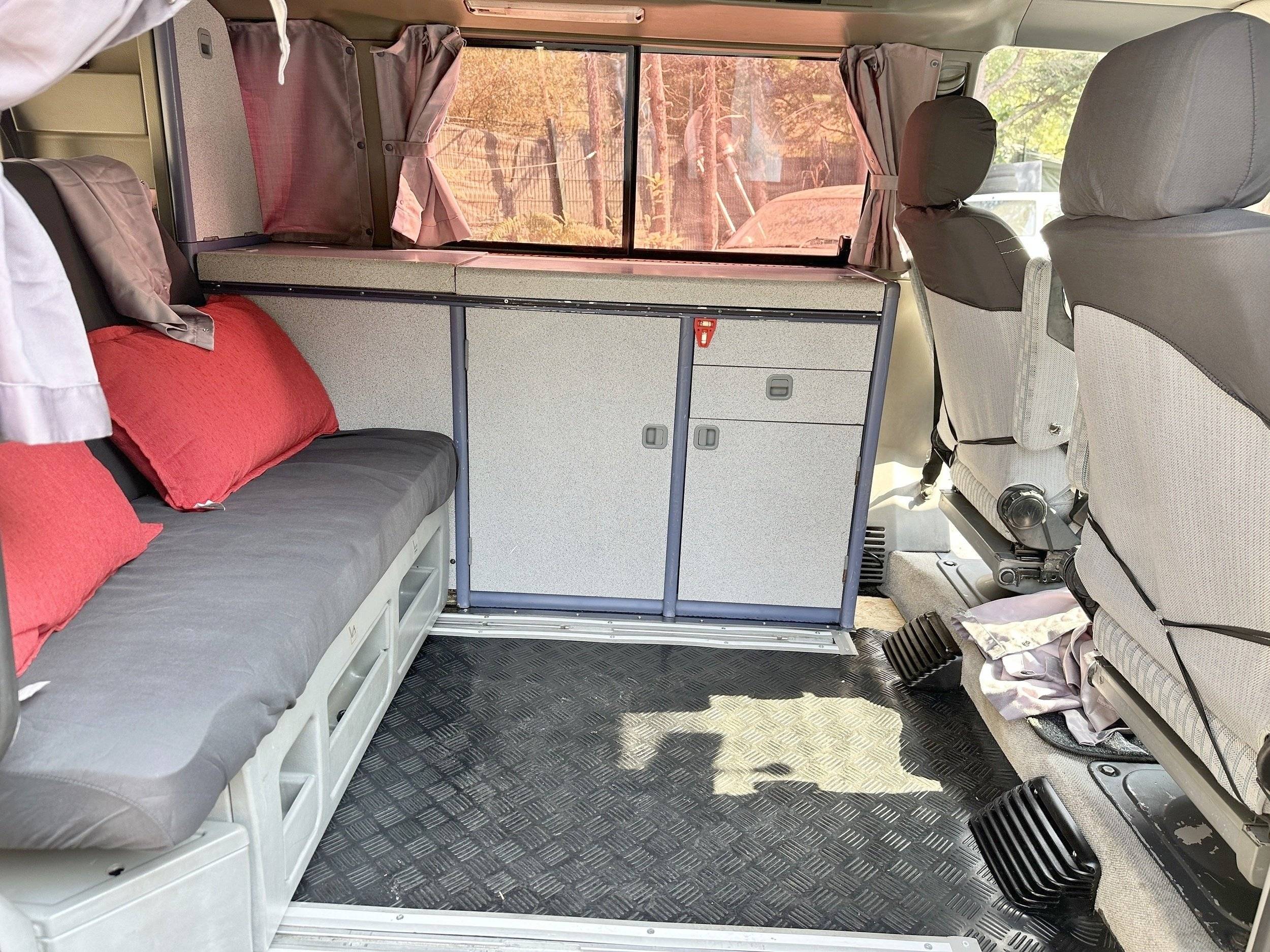 Área de jantar Volkswagen California T4 2.5 TDI 102cv - Yescapa