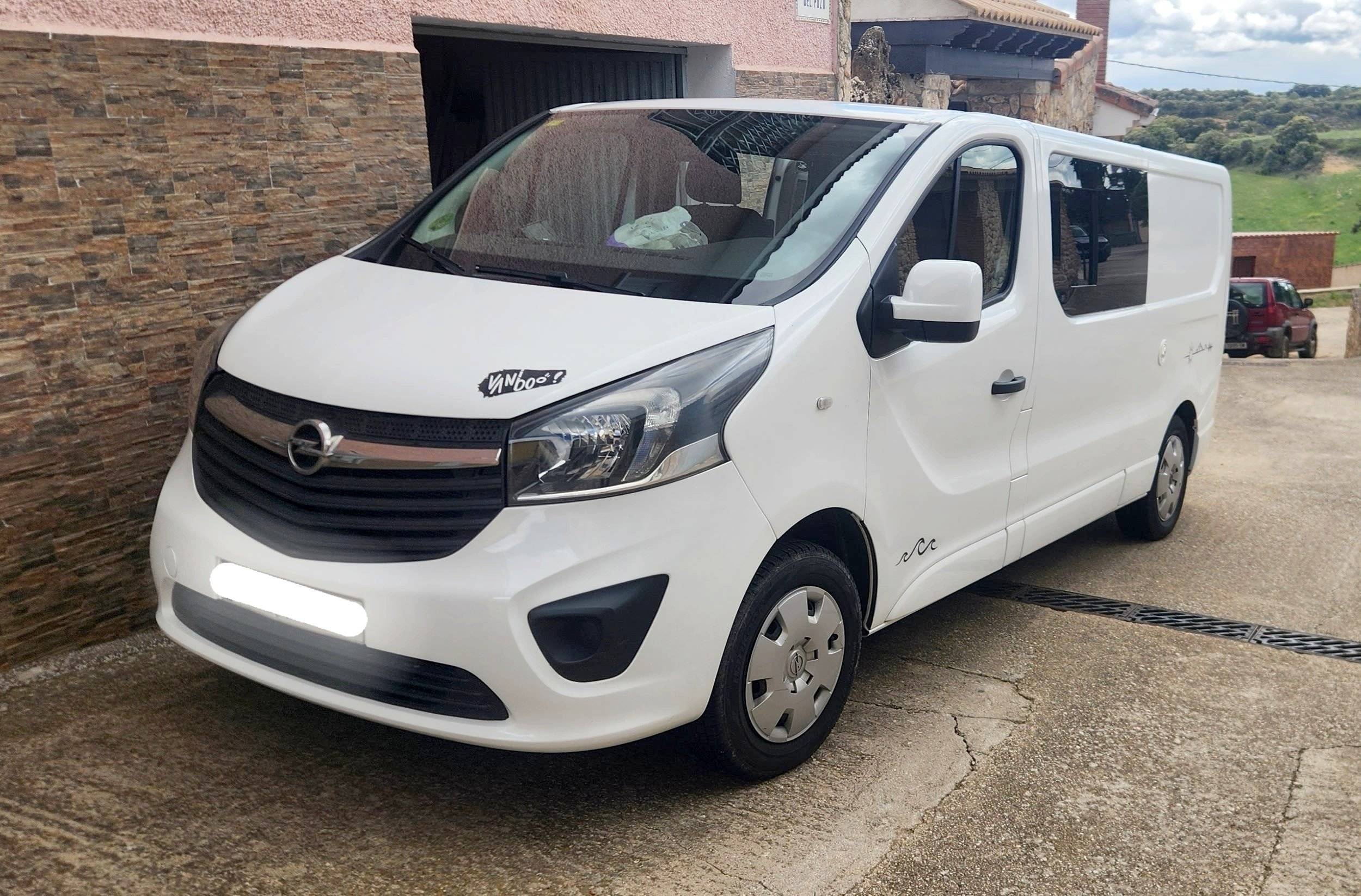 Vista de 3/4 Opel vivaro L2H1 - Yescapa