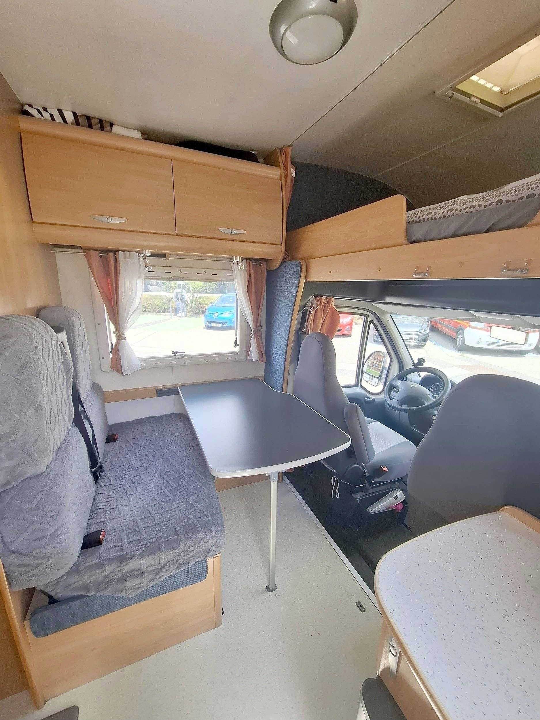 Área de jantar Fiat Ducato 2.0 JTD - Yescapa