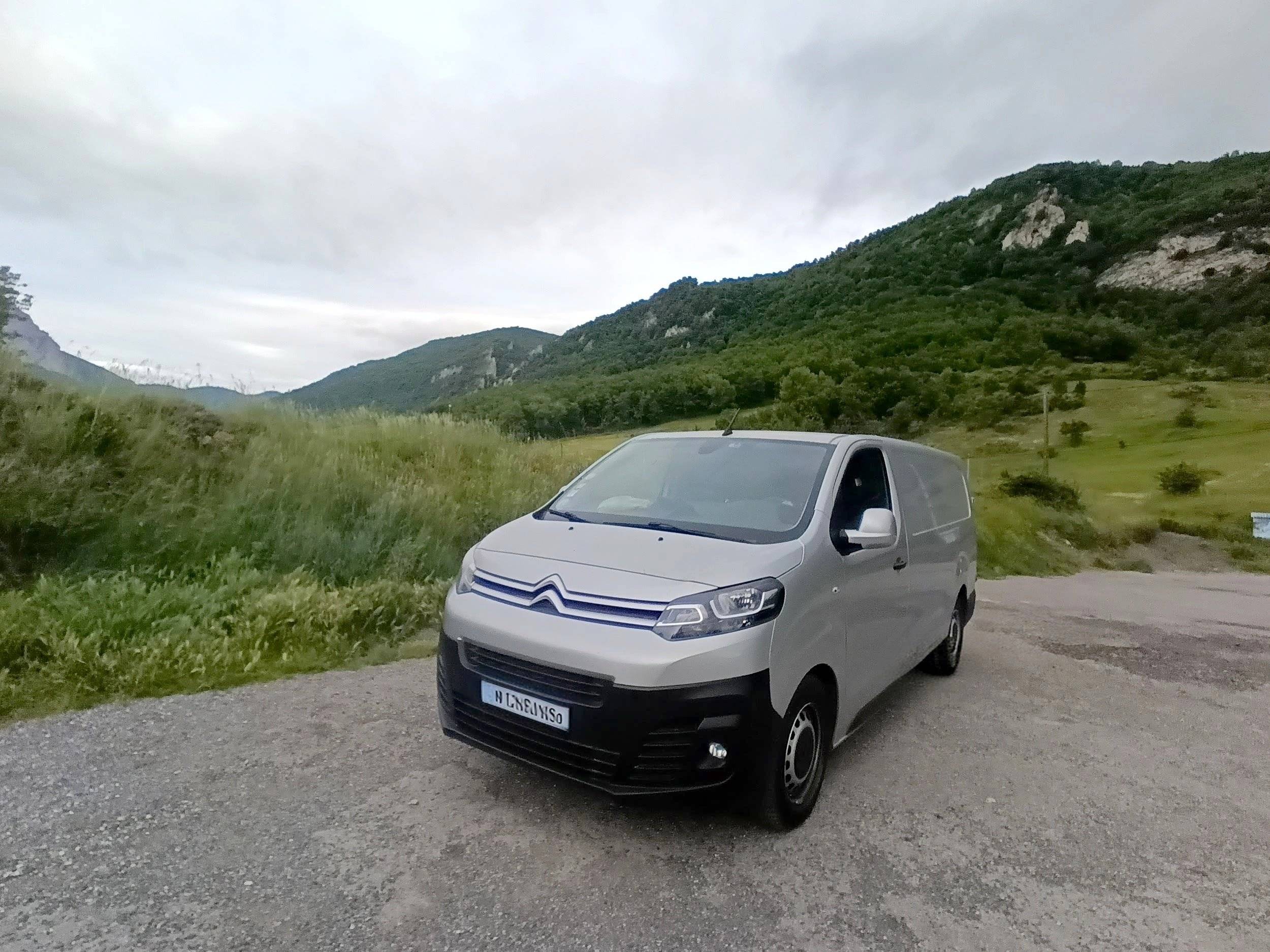 Vista del vehículo ángulo delantero Citroën Jumpy 2,2 l 120 ch - Yescapa