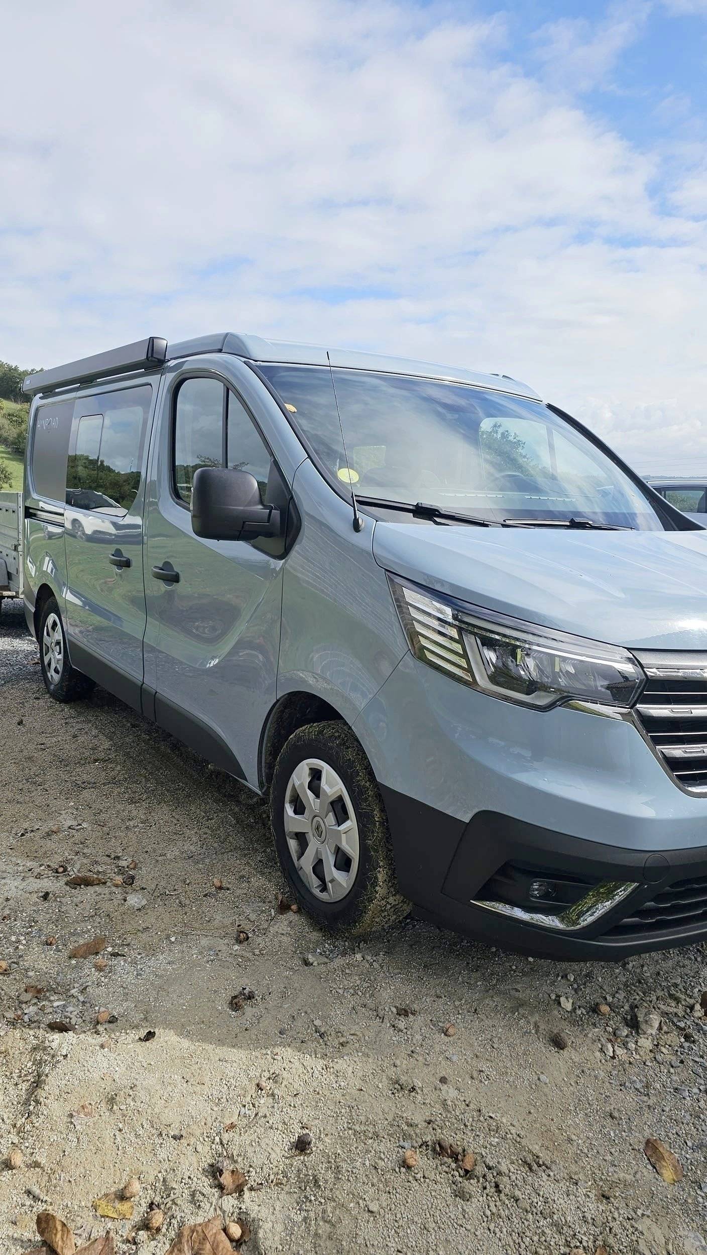 Front view from 3/4 Renault hanroad - Yescapa