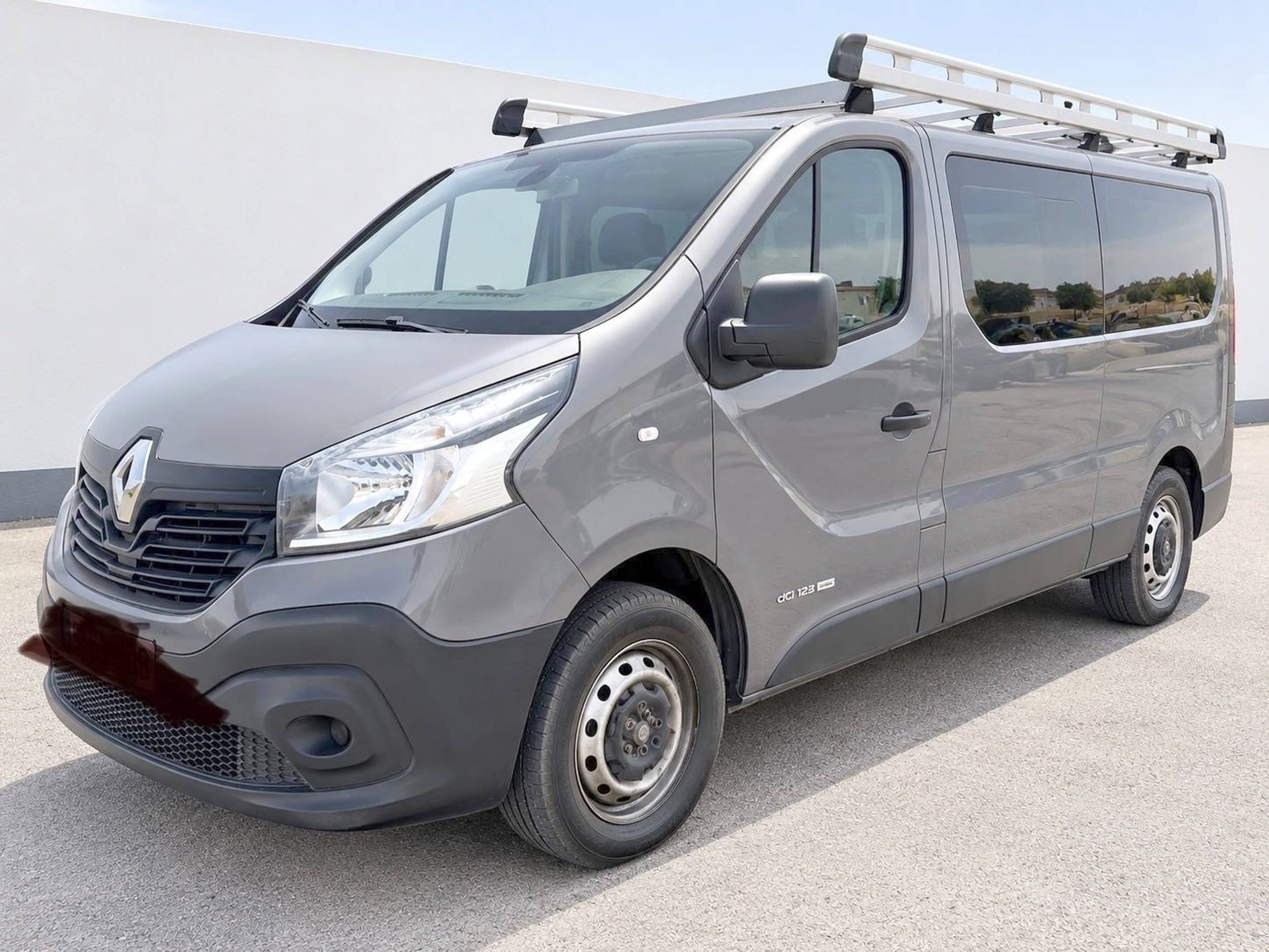 Front view from 3/4 Renault - Yescapa