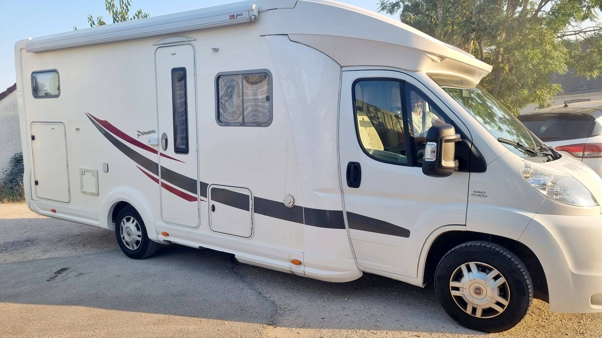 Vista del vehículo ángulo delantero Fiat Ducato 2,3 130 ch - Yescapa