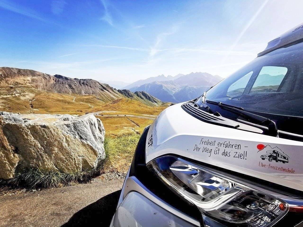 schräge Vorderansicht Ford FORD - Yescapa