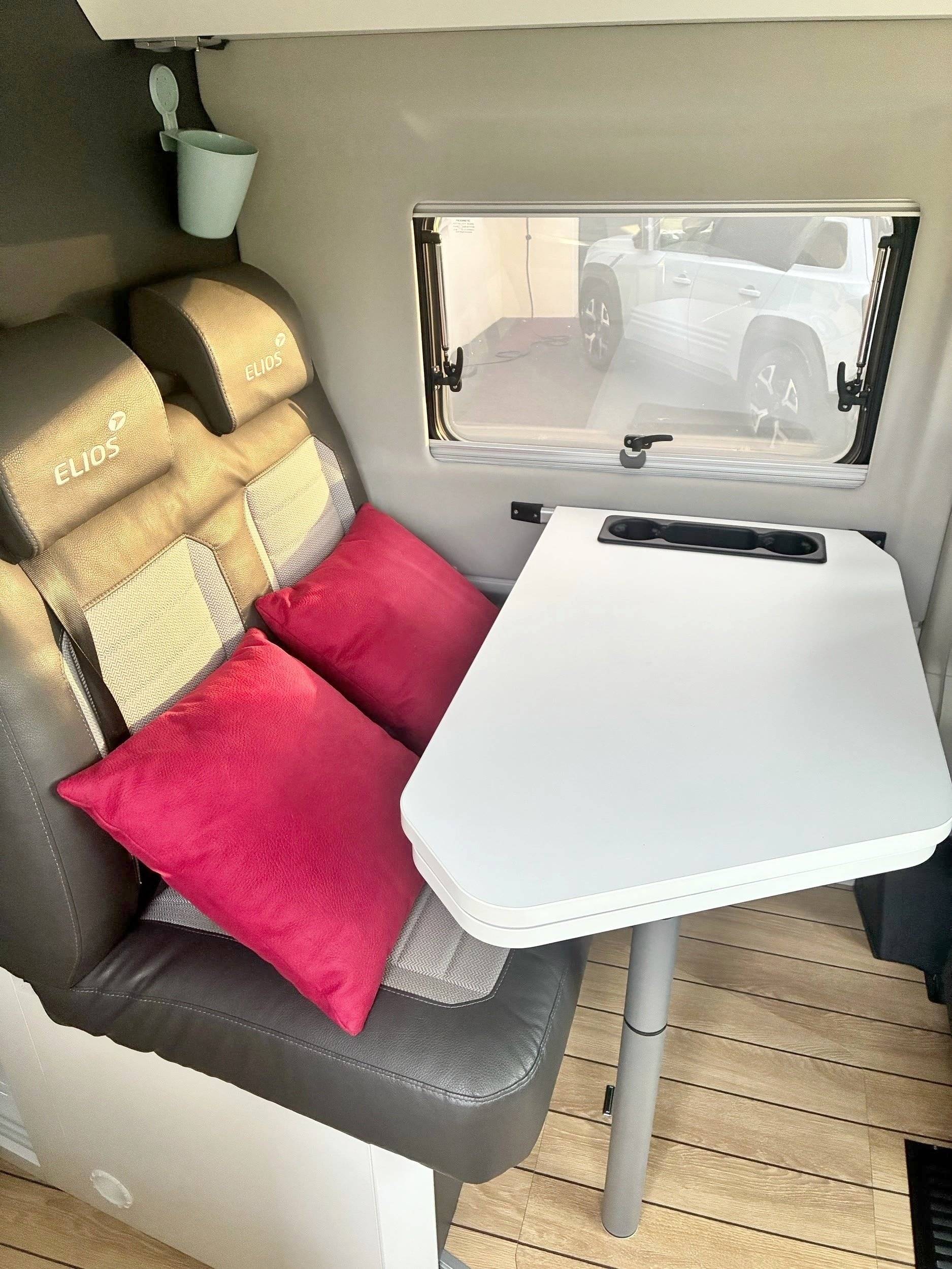 Área de jantar Citroën Jumper 2,2 l 130 ch - Yescapa