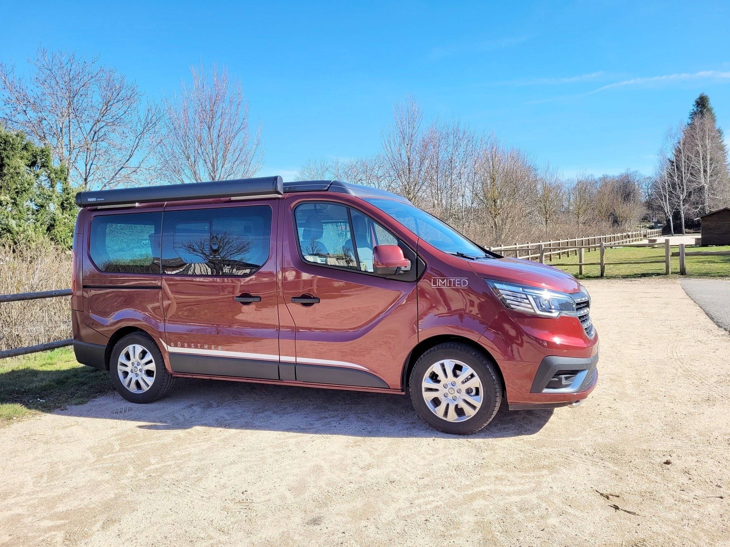 Vista del vehicle angle davanter Renault Traffic 3 2L Dci 150cv - Yescapa