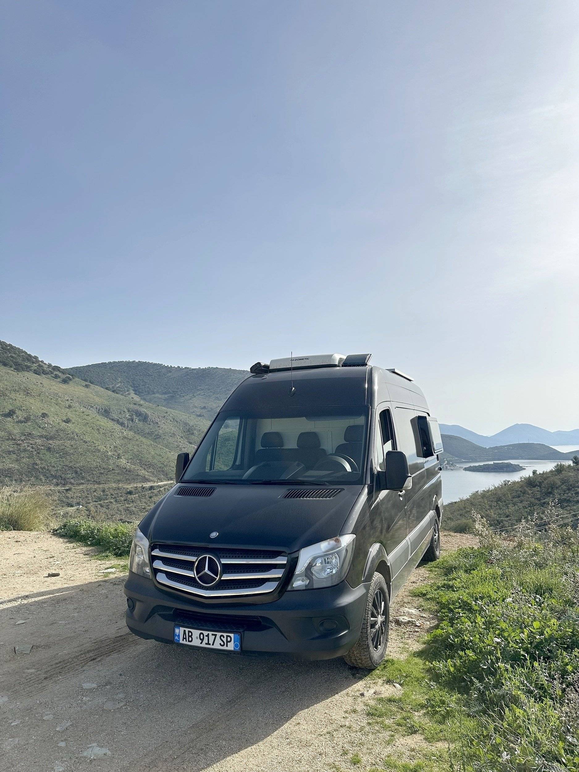 Vista frontale a ¾ Mercedes Sprinter 2,2 l CDI 130 ch - Yescapa