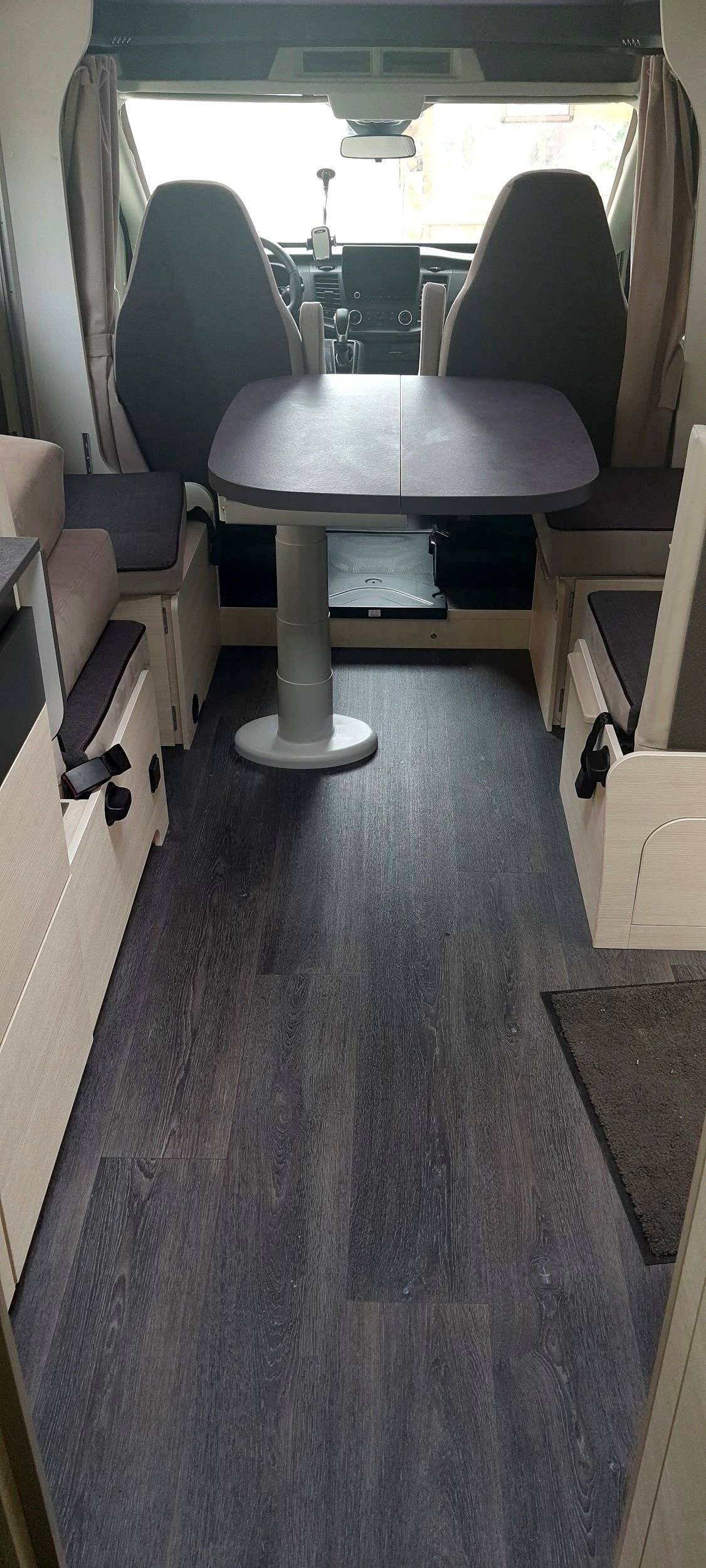 Área de jantar Ford Transit - Yescapa