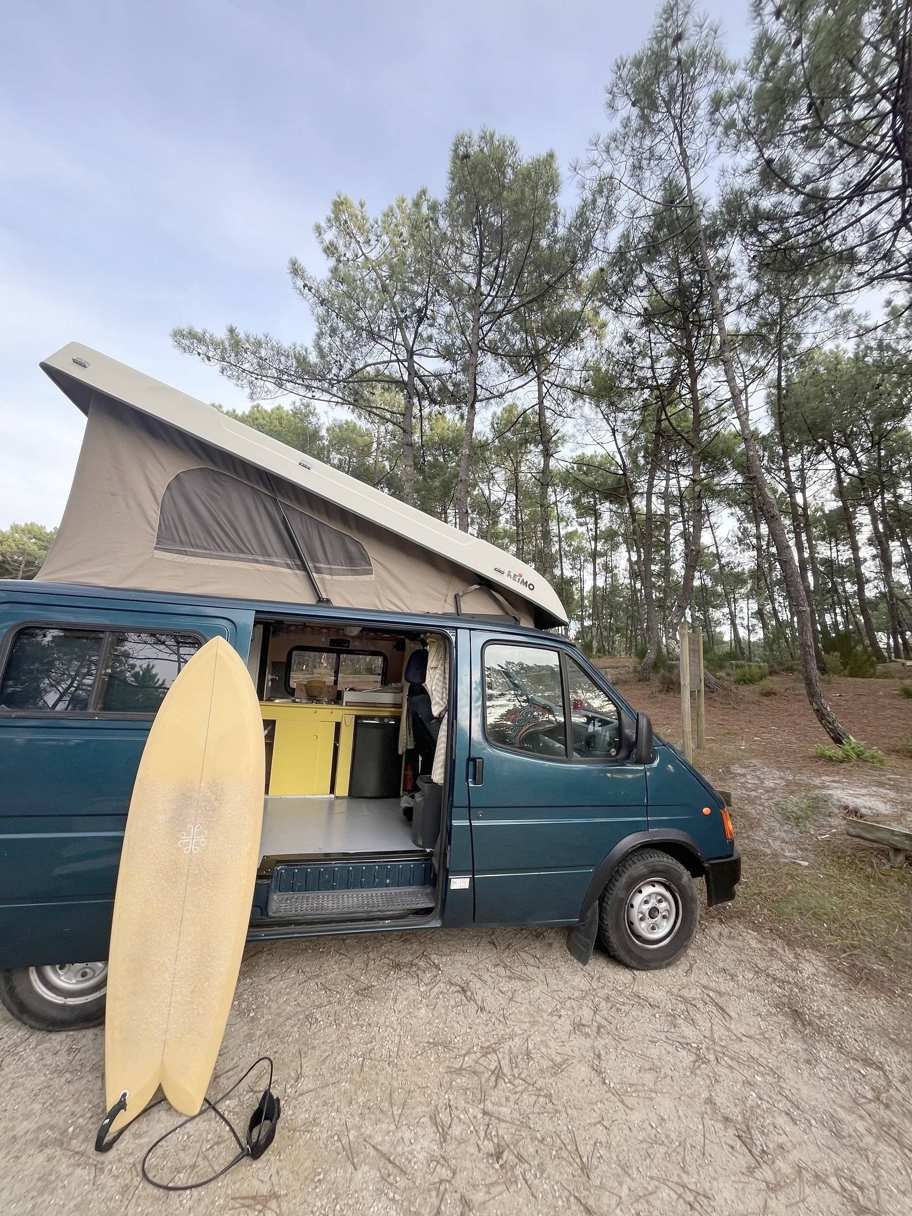 Vista del vehicle angle davanter Ford Transit - Yescapa