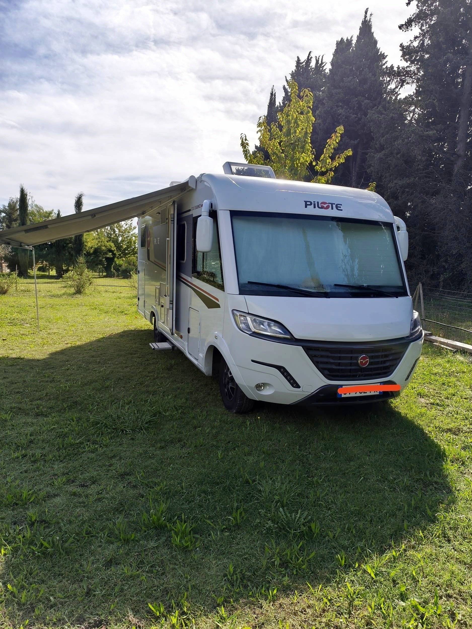 Vista del vehicle angle davanter Fiat Ducato 2,3 l 140 Multijet - Yescapa