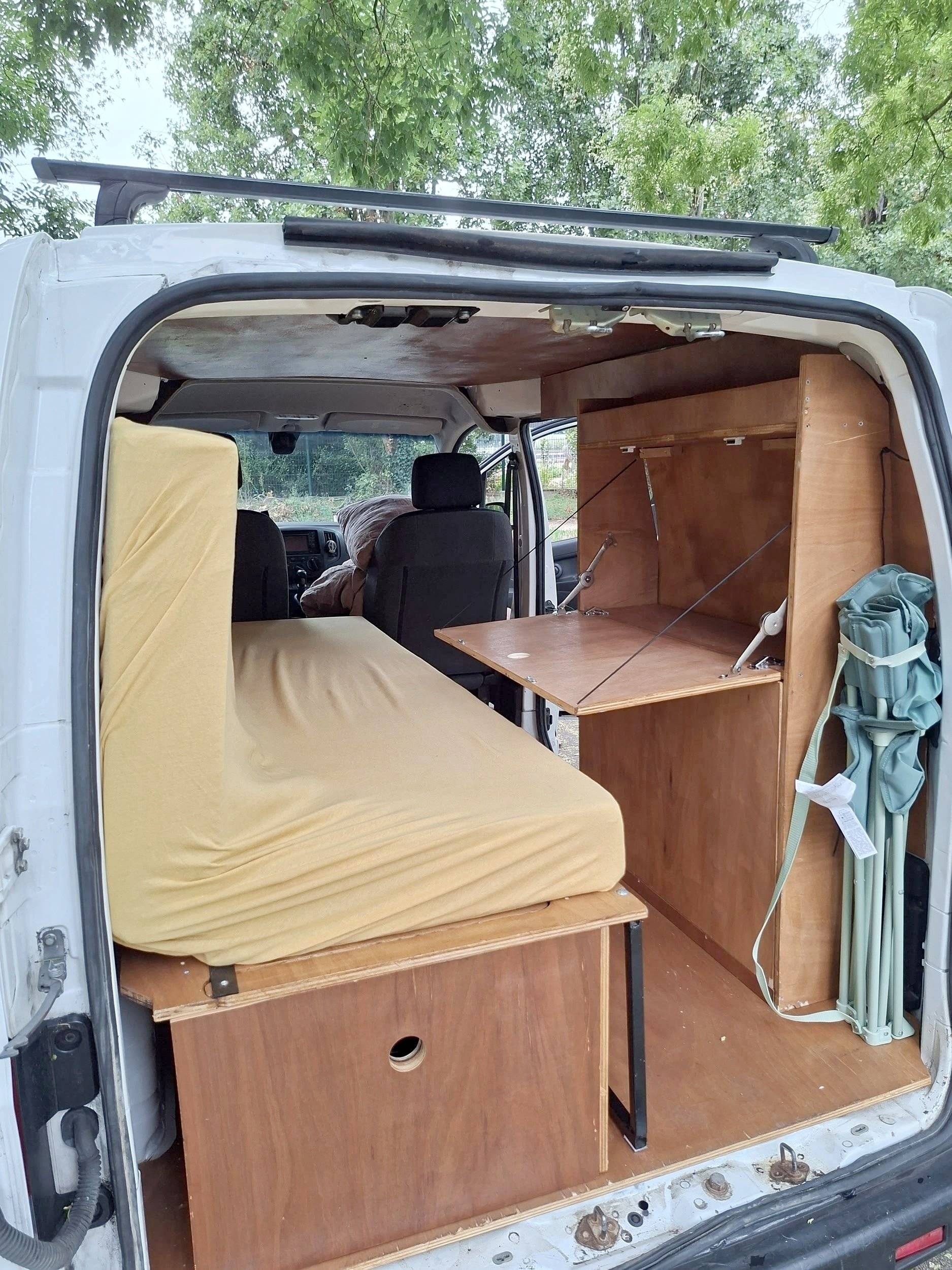 Dining Area Nissan NV200 - Yescapa